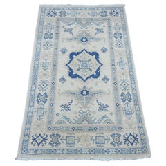 3'x4'9" Elfenbeinfarbener Vintage Look Kazak mit Medaillon Handgeknüpfter Teppich aus reiner Wolle