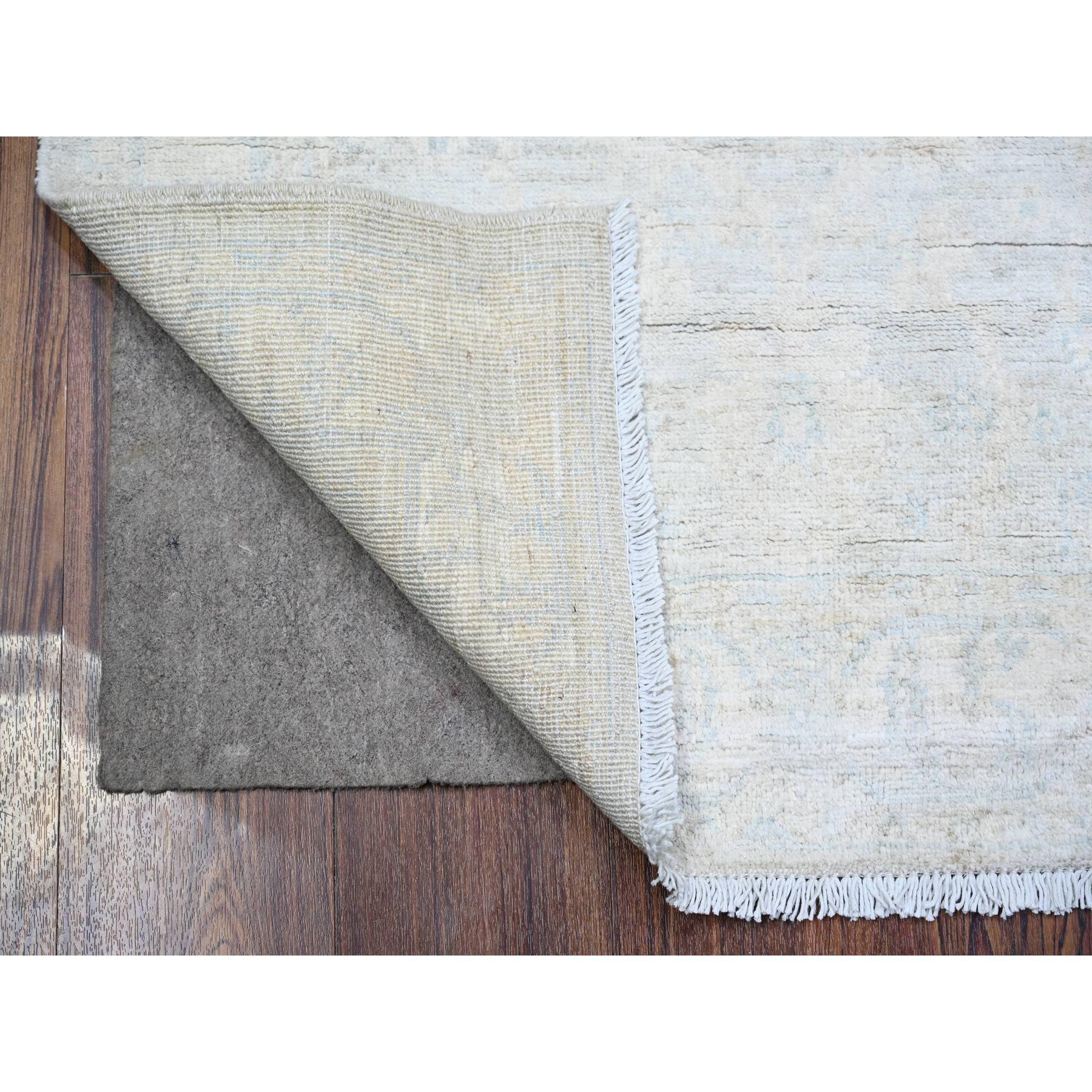White Wash Peshawar mit weichen Farben Naturfarben, extra weiche Wolle handgeknüpft, Orientteppich
Primäre MATERIALIEN: Wolle
Latex: Kein Flor 
Höhe: 0,25 Zoll
Stil: Transitional
Grundfarbe: Elfenbein
Sekundäre Farben: Hellblau
Muster: Orientalisch