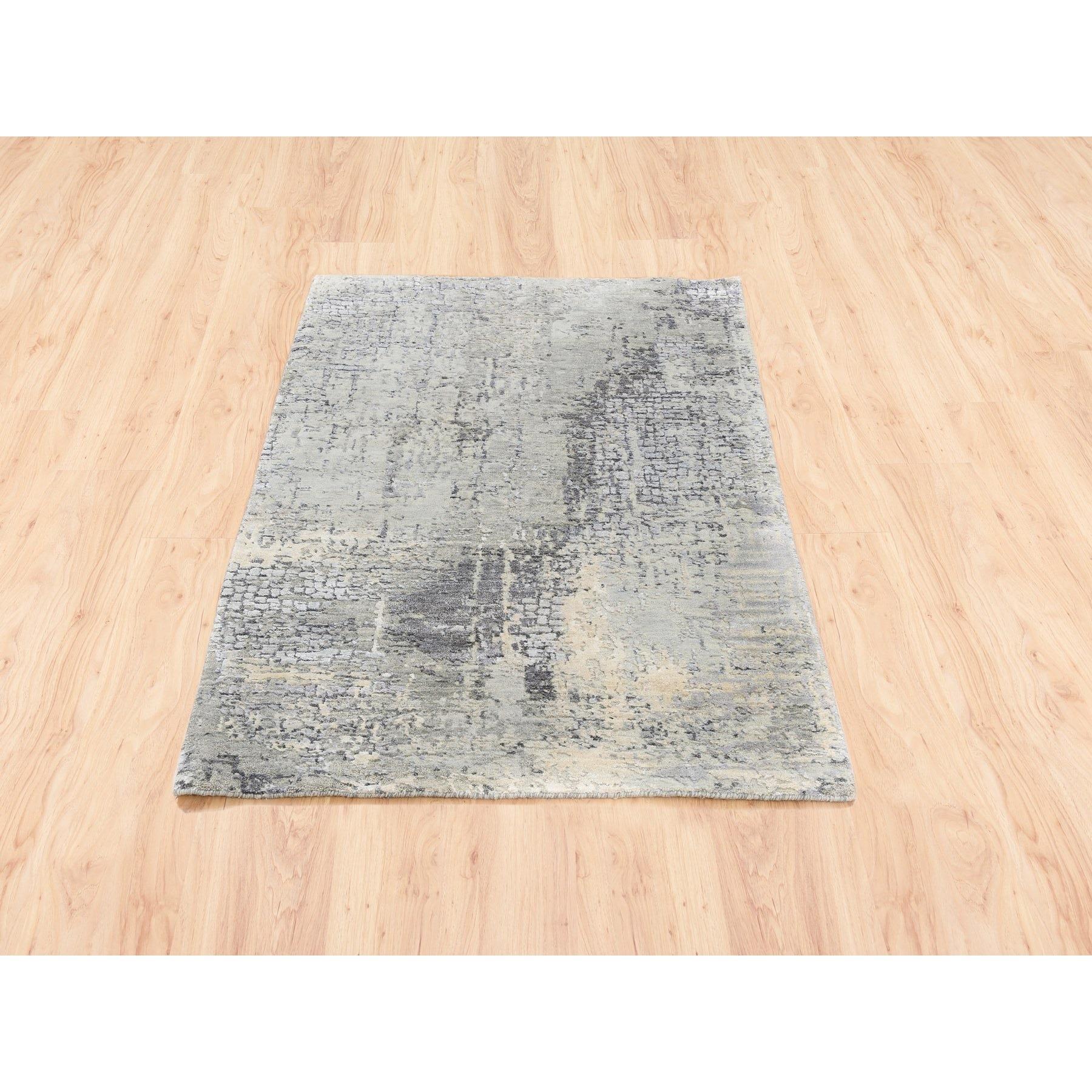 Esta es una auténtica alfombra oriental anudada a mano de lana y seda de color topo con diseño abstracto de mosaico, única en su especie. Ha sido anudada durante meses y meses en las centenarias técnicas artesanales del tejido persa por expertos