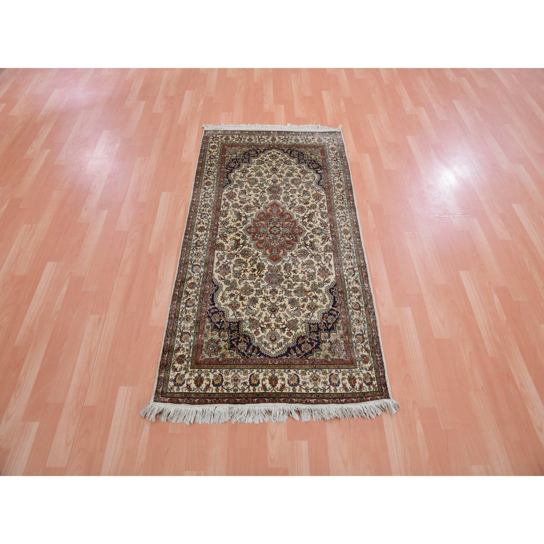 Si tratta di un autentico esemplare unico di Tappeto orientale Kashmir 100% seta, annodato a mano, dal design intricato a medaglione. È stato tessuto per mesi e mesi secondo le secolari tecniche di tessitura persiane da esperti artigiani.
Materiali
