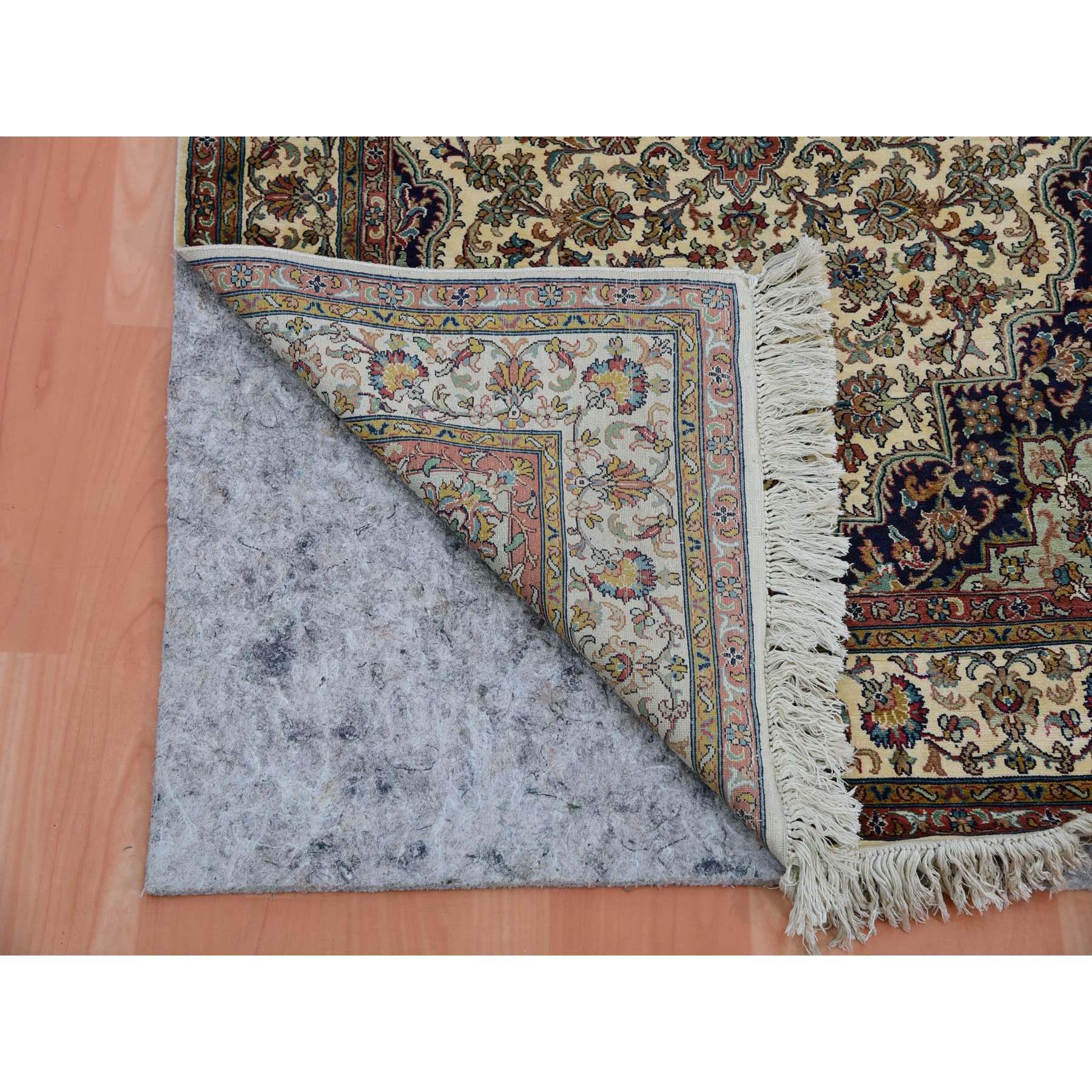 Medievale 3'x5' Alabaster White Tappeto di seta annodato a mano con intricato disegno a medaglione in vendita