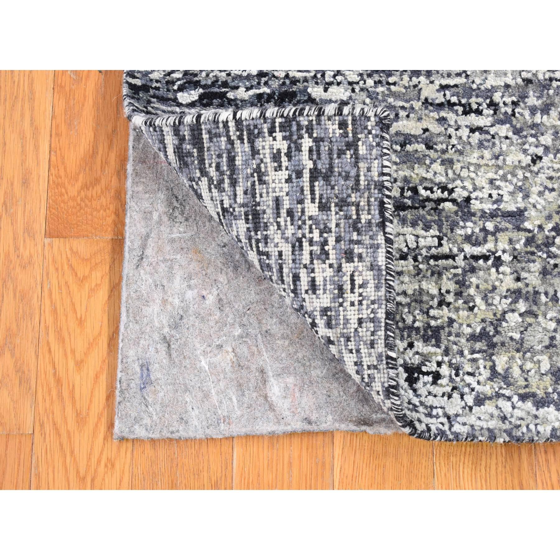 Dies ist eine wirklich echte one-of-a-kind schwarzer reiner Seide und Wolle Modernes Design handgeknüpfte orientalische Matte Teppich. Es wurde monatelang von erfahrenen Kunsthandwerkern in jahrhundertealten Webtechniken geknüpft.
Primäre