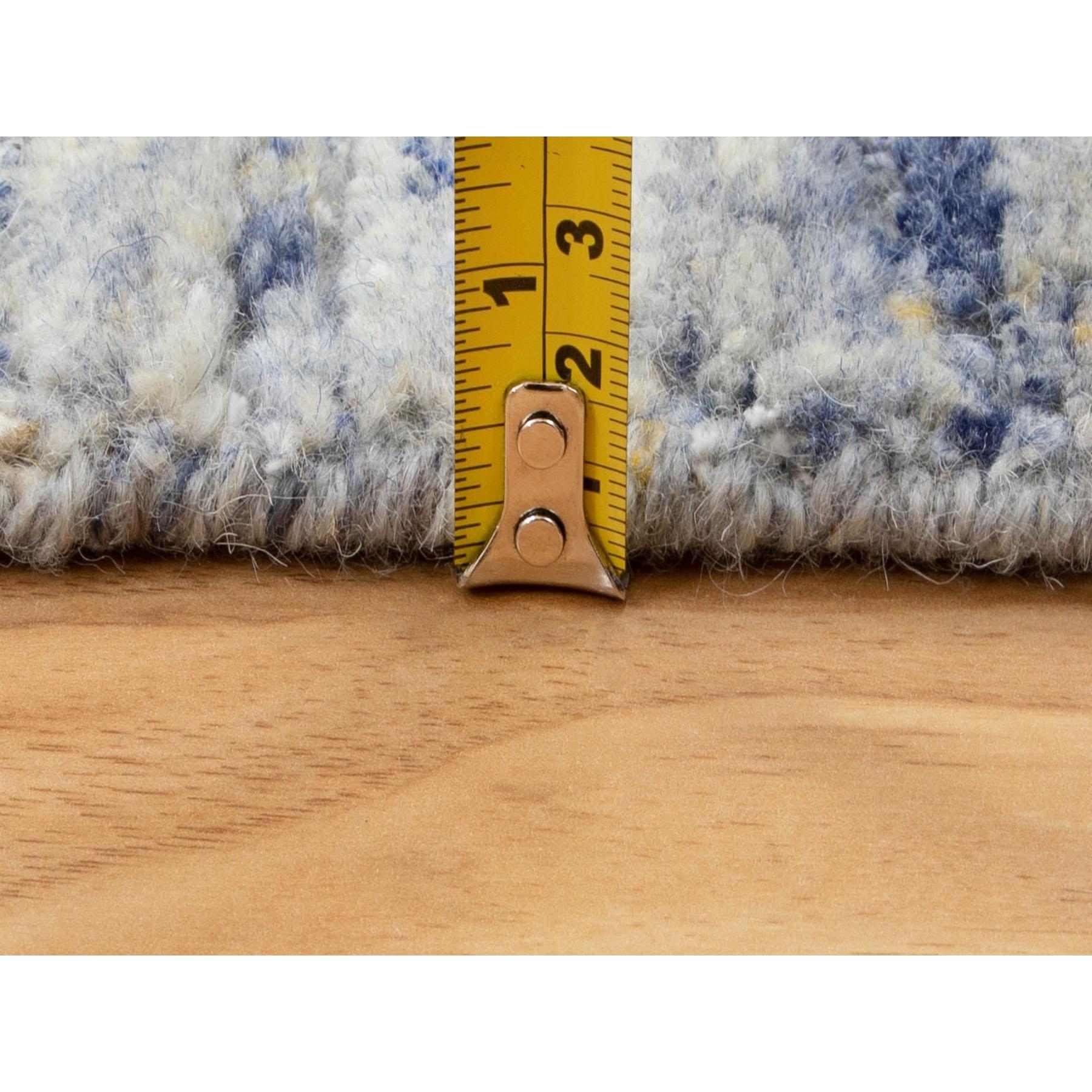 3'x5' Alfombra oriental moderna de pura lana tejida a mano con diseño de texto variegado azul Siglo XXI y contemporáneo en venta