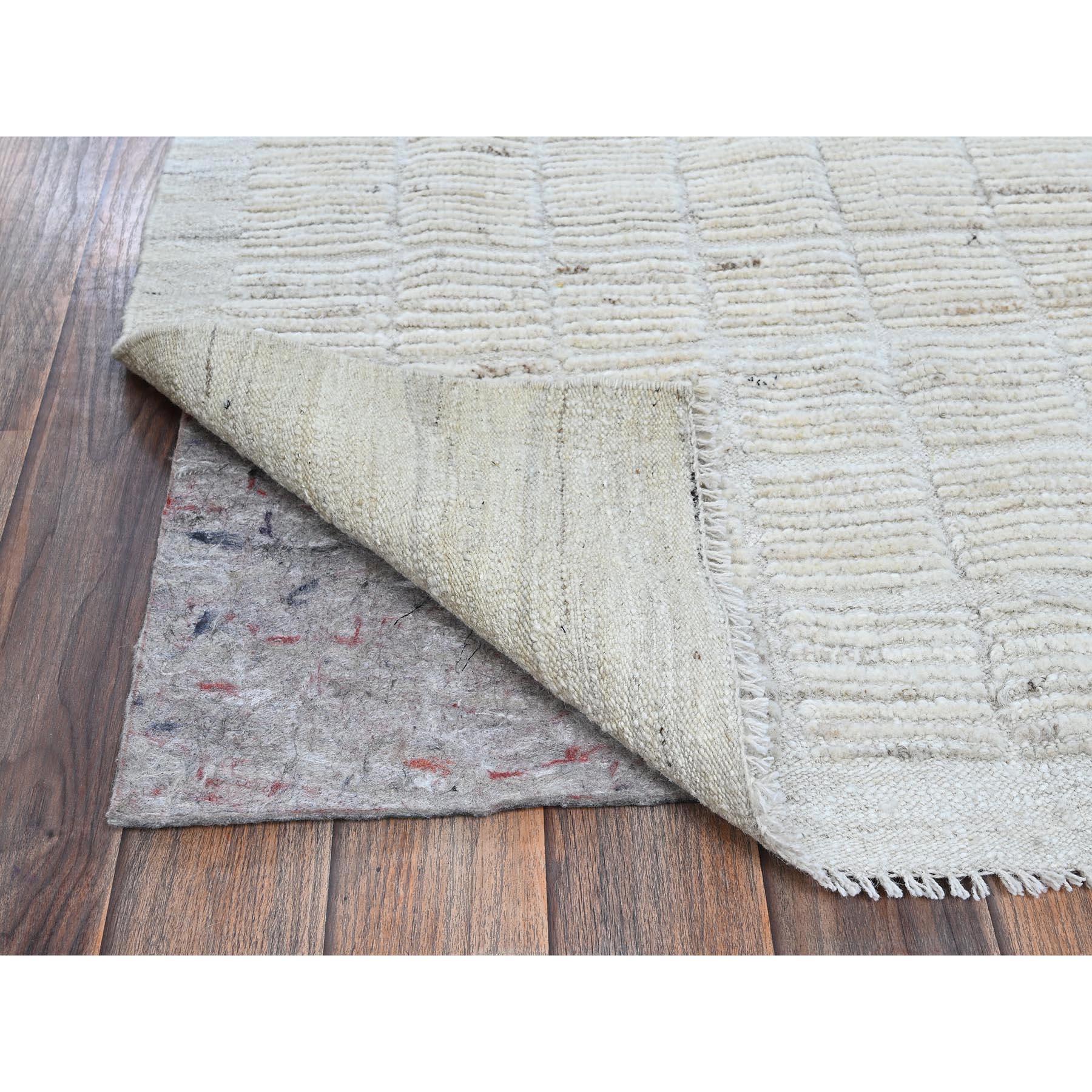 Tribal 3'x5' Chiffon White Moroccan Weave with Box Design Hand Knotsted Wool Rugs (tapis de laine noué à la main) en vente