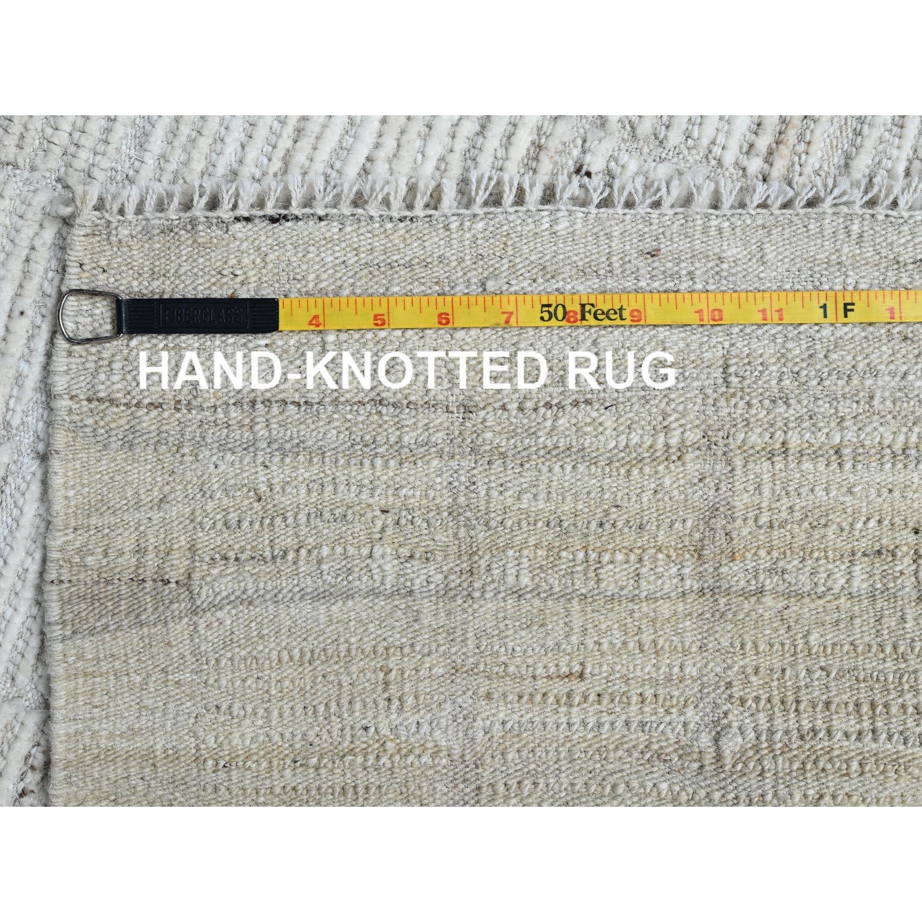 XXIe siècle et contemporain 3'x5' Chiffon White Moroccan Weave with Box Design Hand Knotsted Wool Rugs (tapis de laine noué à la main) en vente