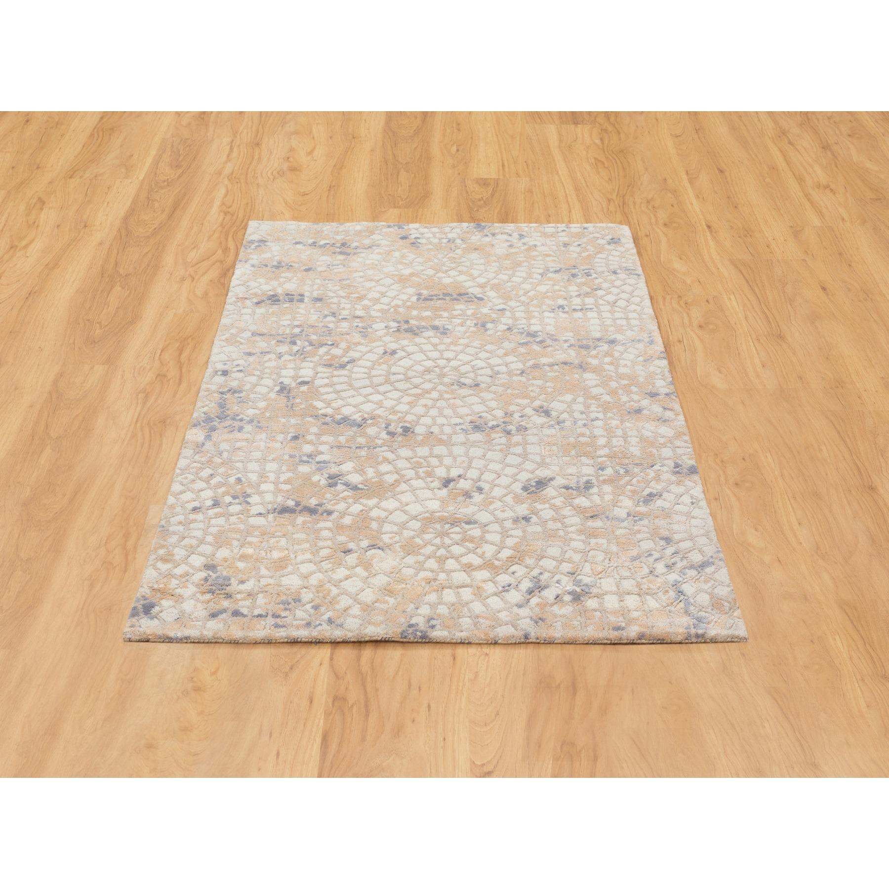 Il s'agit d'un véritable tapis d'Orient moderne noué à la main, unique en son genre, en laine grise et soie pure, avec un design en mosaïque. Il a été tissé pendant des mois et des mois selon les techniques séculaires de l'artisanat persan par des