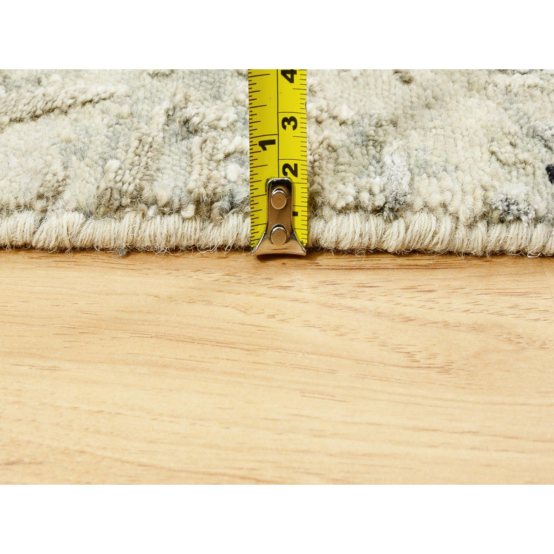 XXI secolo e contemporaneo Tappeto 3'x5' Avorio Design Astratto in Lana e Seta Annodato a Mano in vendita