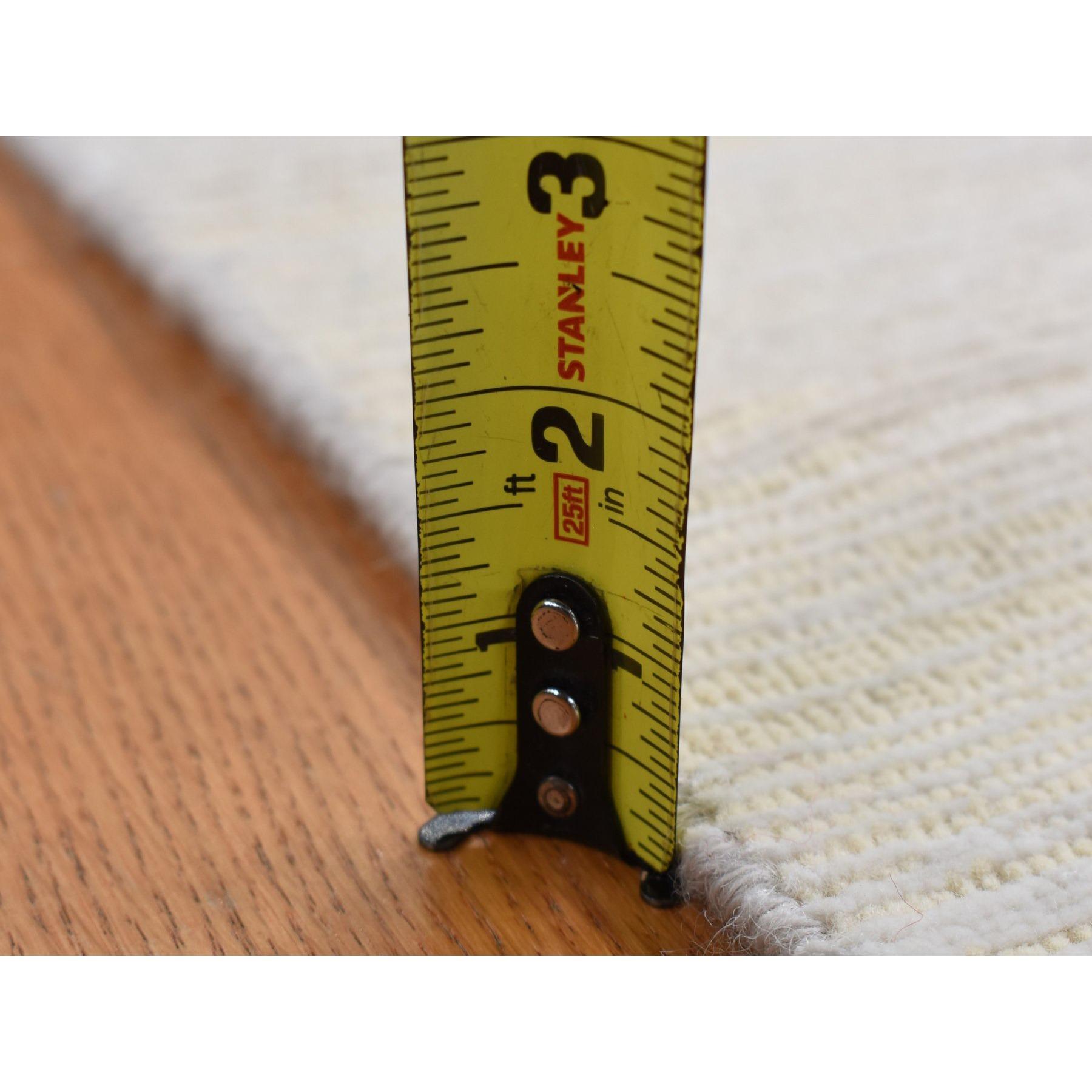 3'x5' Marfil, Seda con Lana, Diseño de Estrías Tono sobre Tono, Alfombra Anudada a Mano en venta 2