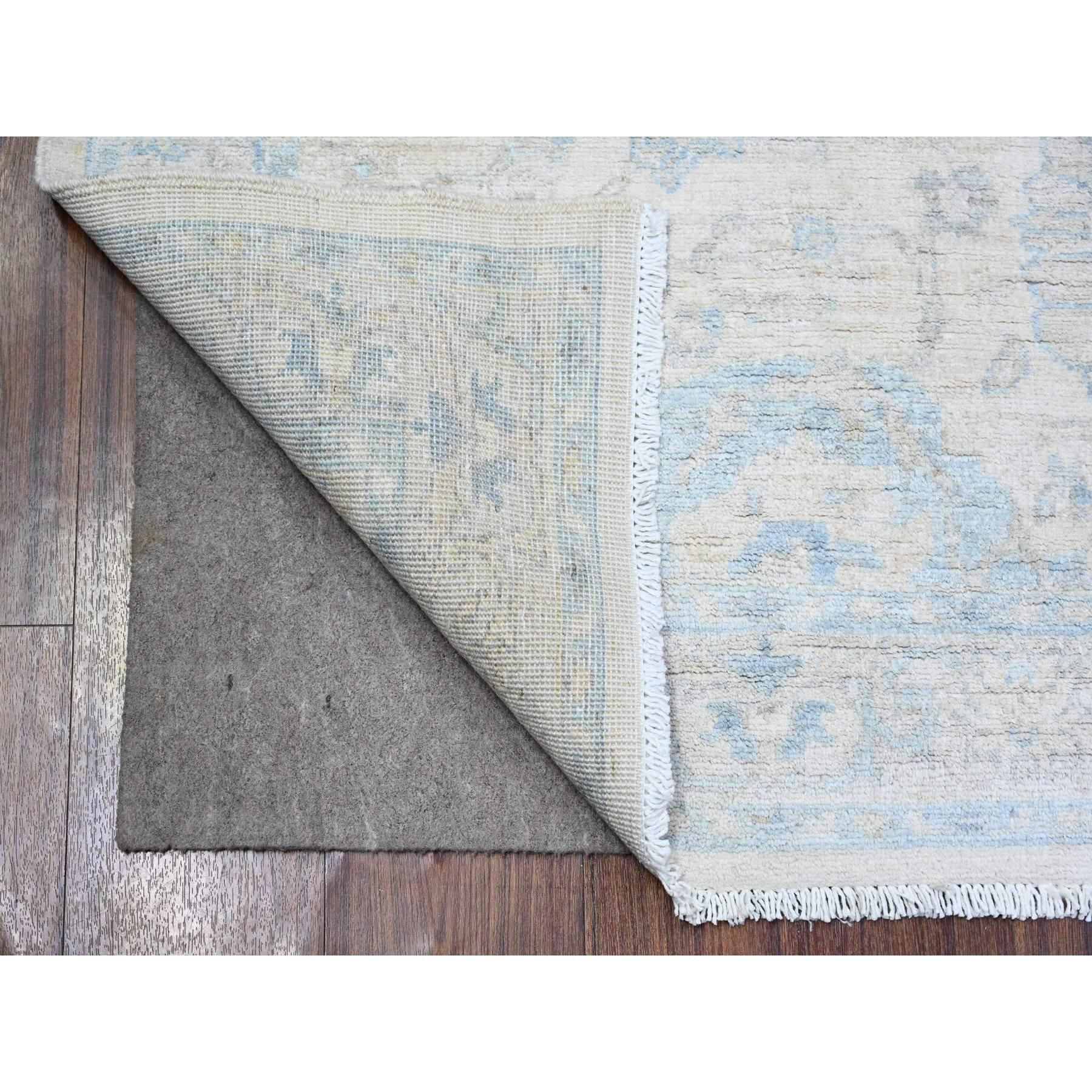 Elfenbein, White Wash Peshawar mit weichen Farben, Pflanzenfarben, weiche Wolle, handgeknüpft, Läufer Orientteppich
Primäre MATERIALIEN: Wolle
Latex: Kein Flor 
Höhe: 0,25 Zoll
Stil: Transitional
Grundfarbe: Elfenbein
Sekundäre Farben: Blau, Braun,