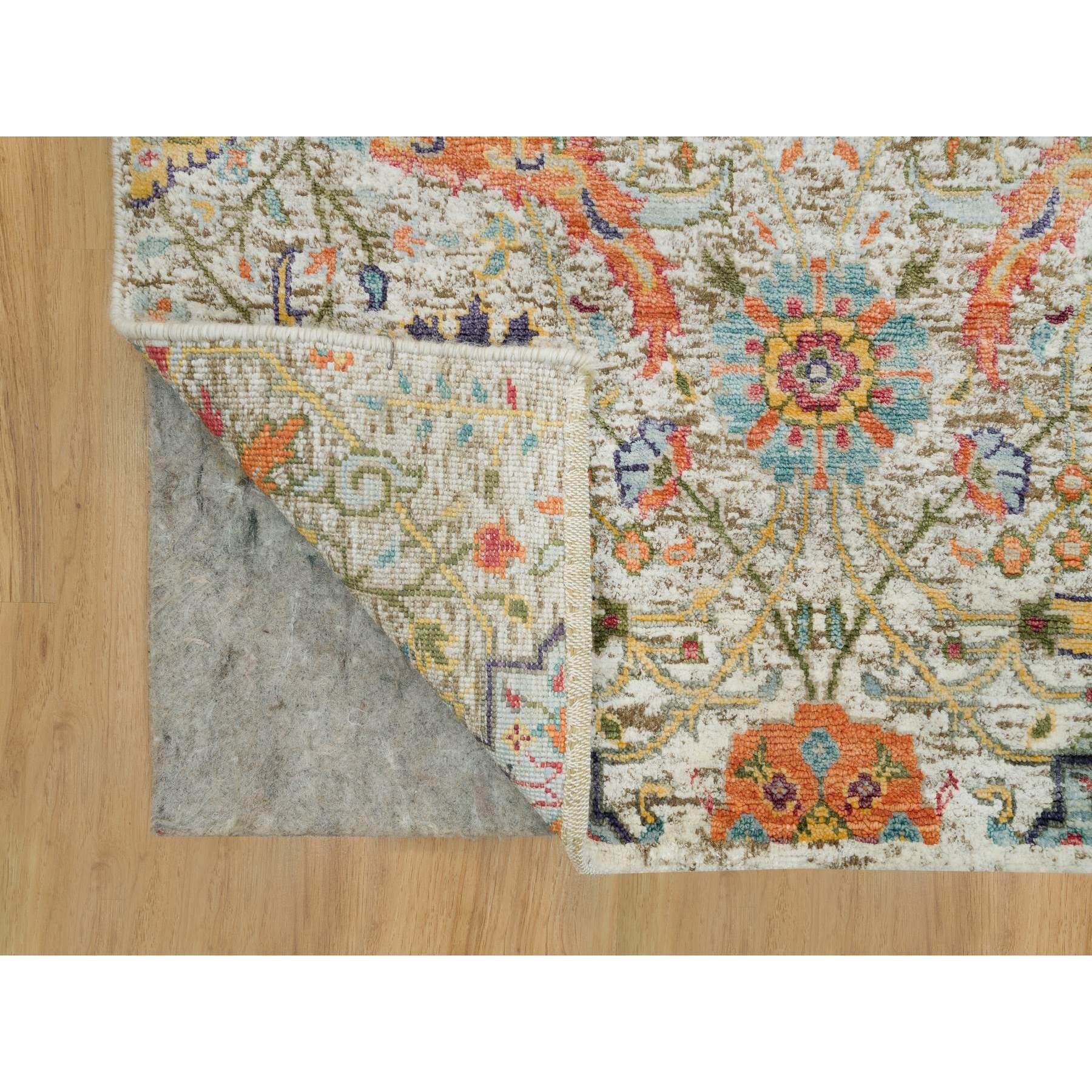 Medievale 3'x5' Lenox Tan Sickle Leaf Design Tappeto orientale in lana e seta annodato a mano in vendita