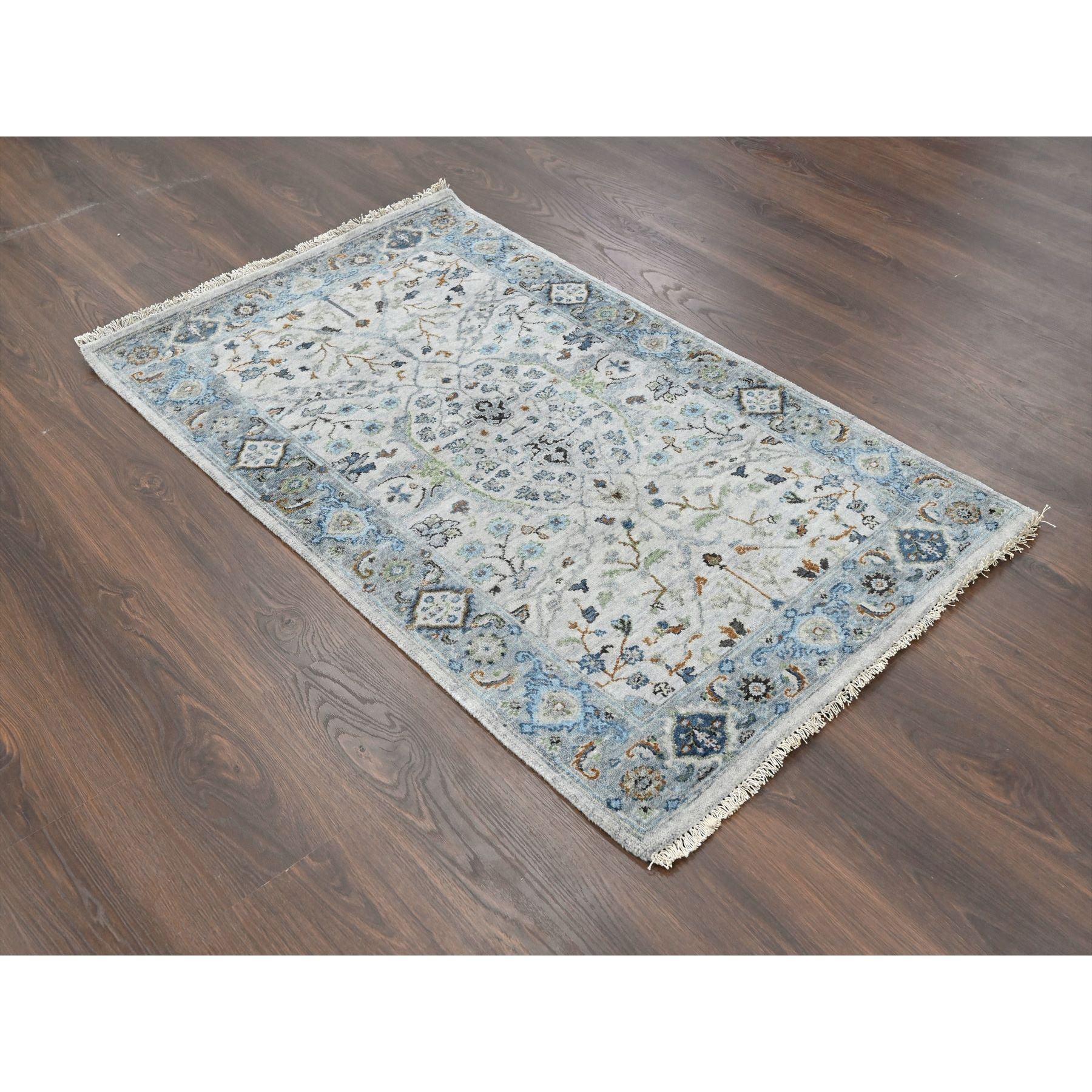 Il s'agit d'un véritable tapis d'Orient Oushak à motifs floraux, tissage plus dense, laine douce, noué à la main. Il a été noué pendant des mois et des mois selon des techniques de tissage séculaires par des artisans experts.
Matières premières :