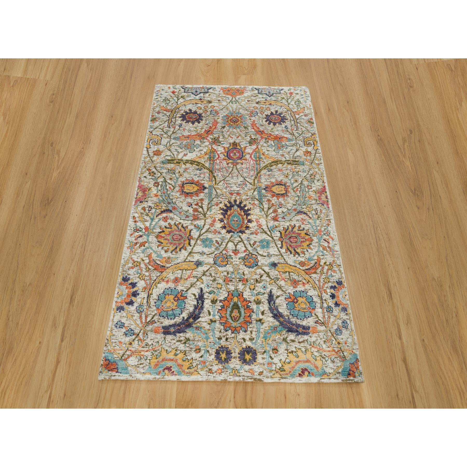 Il s'agit d'un véritable tapis d'Orient en soie et laine texturée, noué à la main, avec un design en forme de feuille de faucille. Il a été noué pendant des mois et des mois selon des techniques de tissage séculaires par des artisans