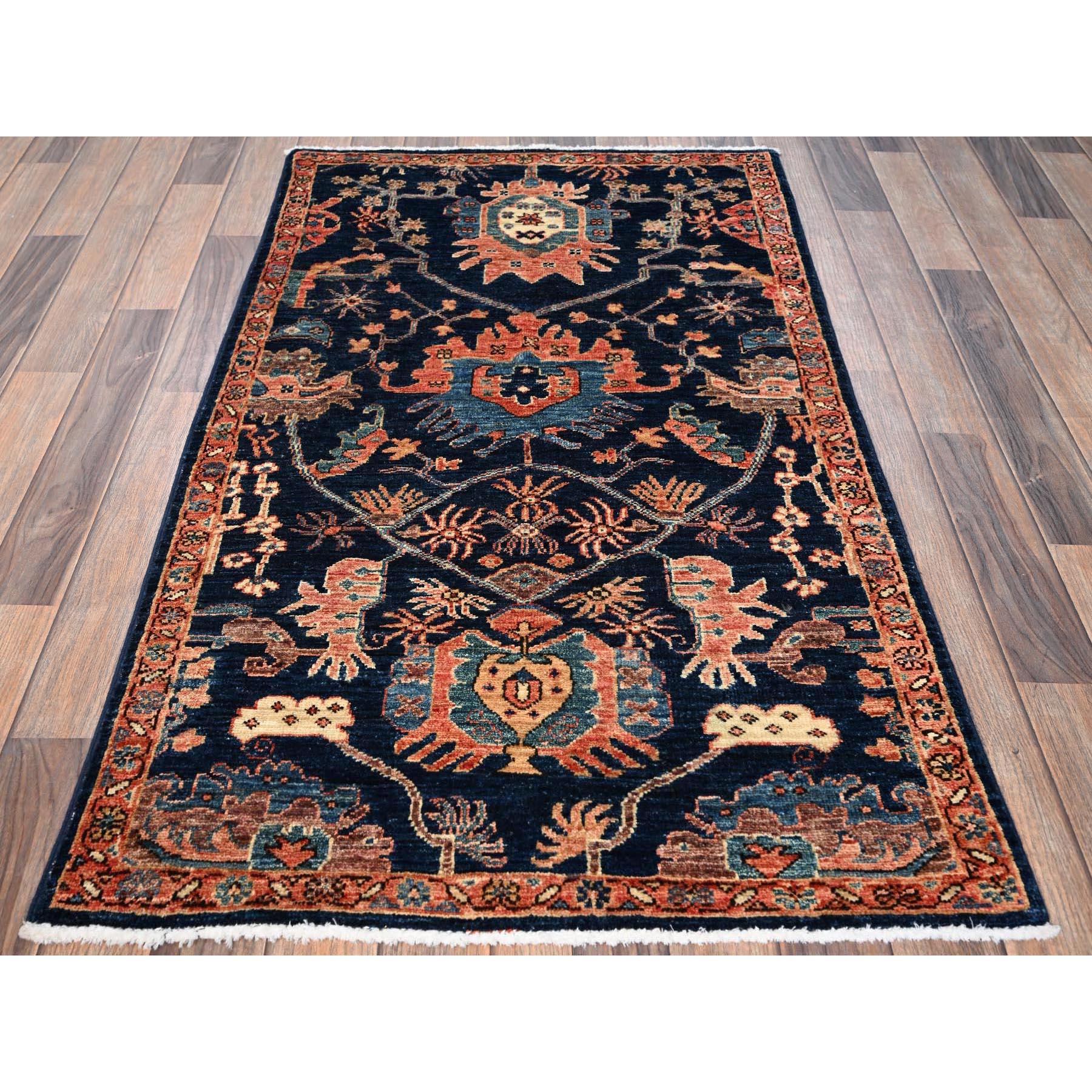 Azul Medianoche, Diseño Integral Heriz, Grado Aryana, Tintes Vegetales, Pelo Suave, Anudada a Mano, Lana de Alta Montaña, Tejido Denso, Alfombra Oriental
Materiales primarios: Lana 
Látex: Sin pelo 
altura: 0,25 Pulgadas
Estilo: Tradicional
Color