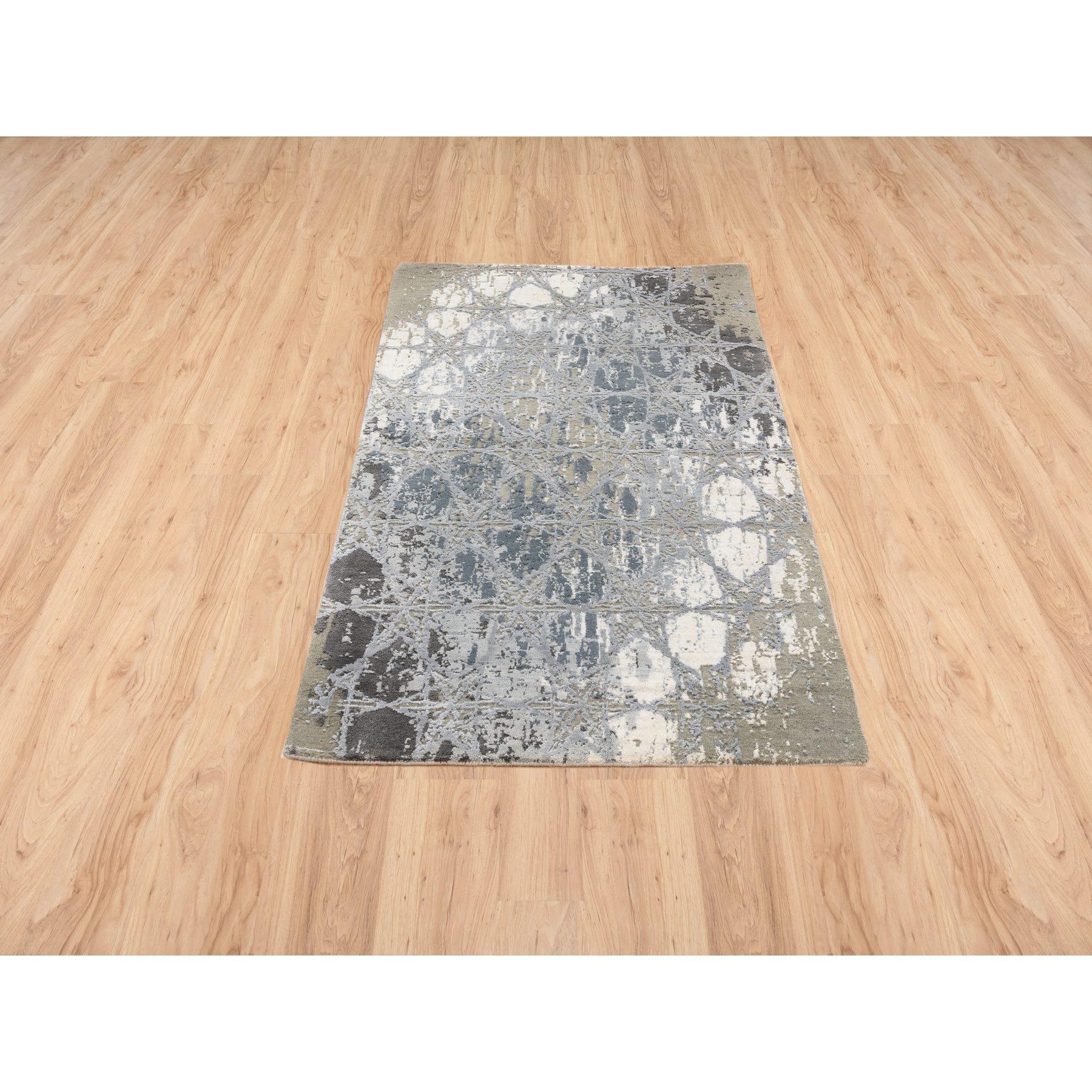 Si tratta di un autentico esemplare unico di The Honeycomb annodato a mano in lana e seta grigia dal design premiato. È stato annodato per mesi e mesi con tecniche di tessitura secolari da esperti artigiani.
Materiali primari: Lana e seta
Lattice: