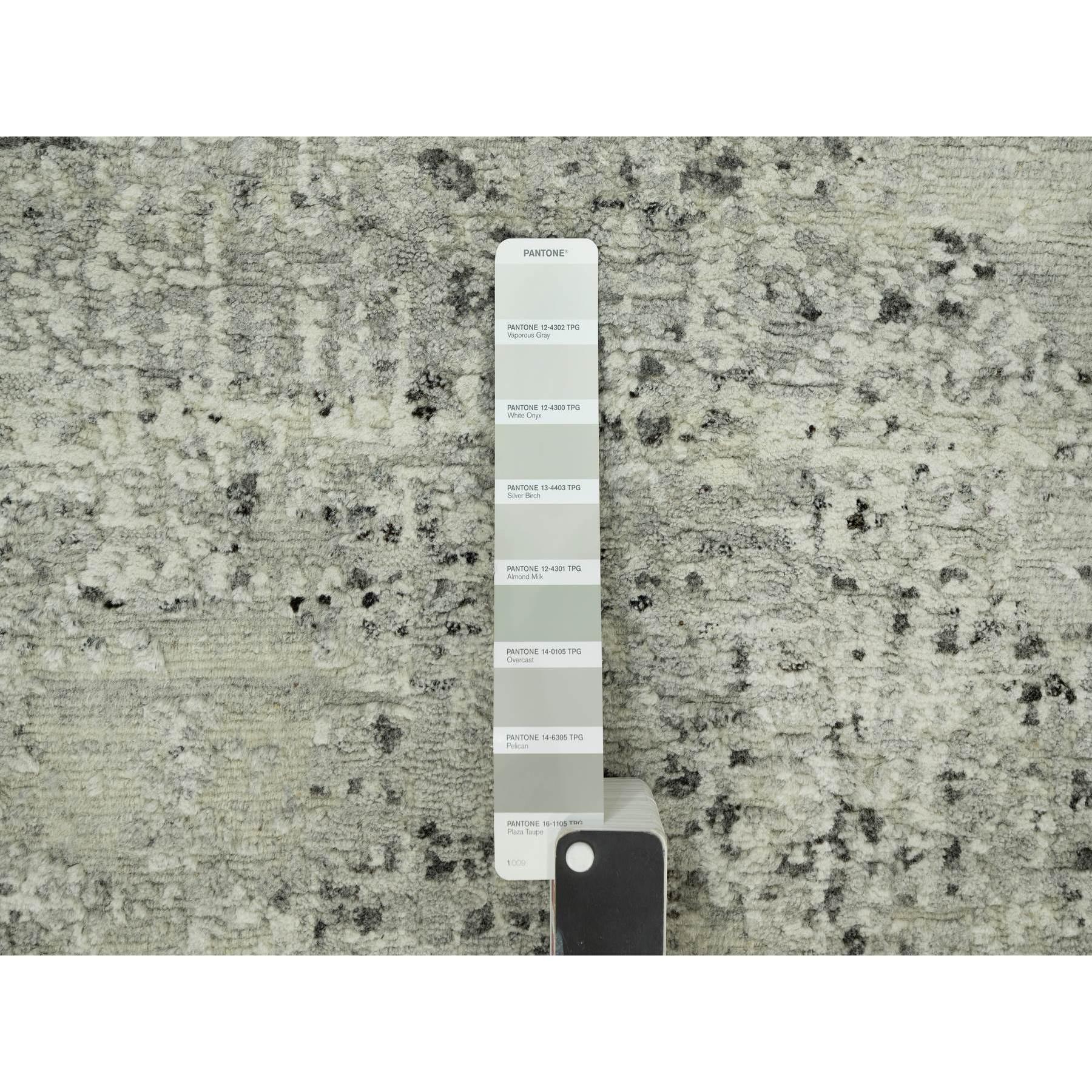 3'x5' Vaporous Grauer handgeknüpfter Teppich aus unbefärbter Wolle mit modernem, handgesponnenem Design (Indisch) im Angebot