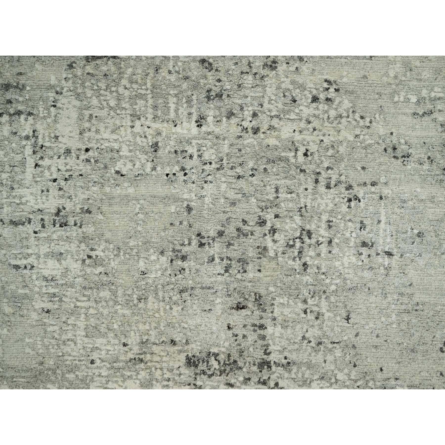 3'x5' Vaporous Grauer handgeknüpfter Teppich aus unbefärbter Wolle mit modernem, handgesponnenem Design (Handgeknüpft) im Angebot
