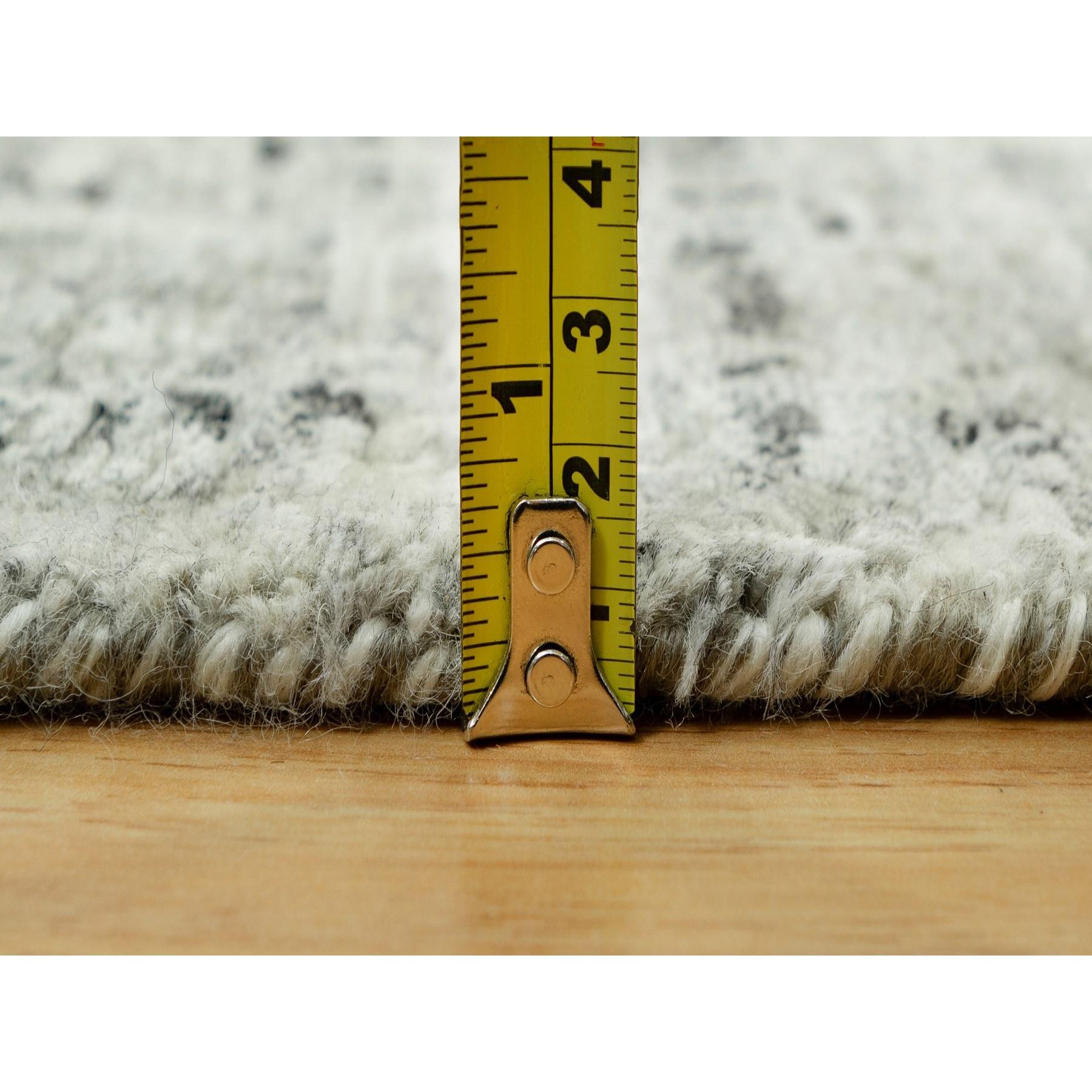3'x5' Vaporous Grauer handgeknüpfter Teppich aus unbefärbter Wolle mit modernem, handgesponnenem Design (21. Jahrhundert und zeitgenössisch) im Angebot