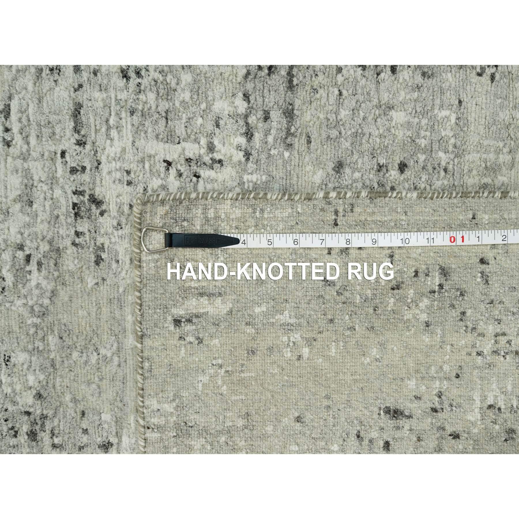 3'x5' Vaporous Grauer handgeknüpfter Teppich aus unbefärbter Wolle mit modernem, handgesponnenem Design im Angebot 1