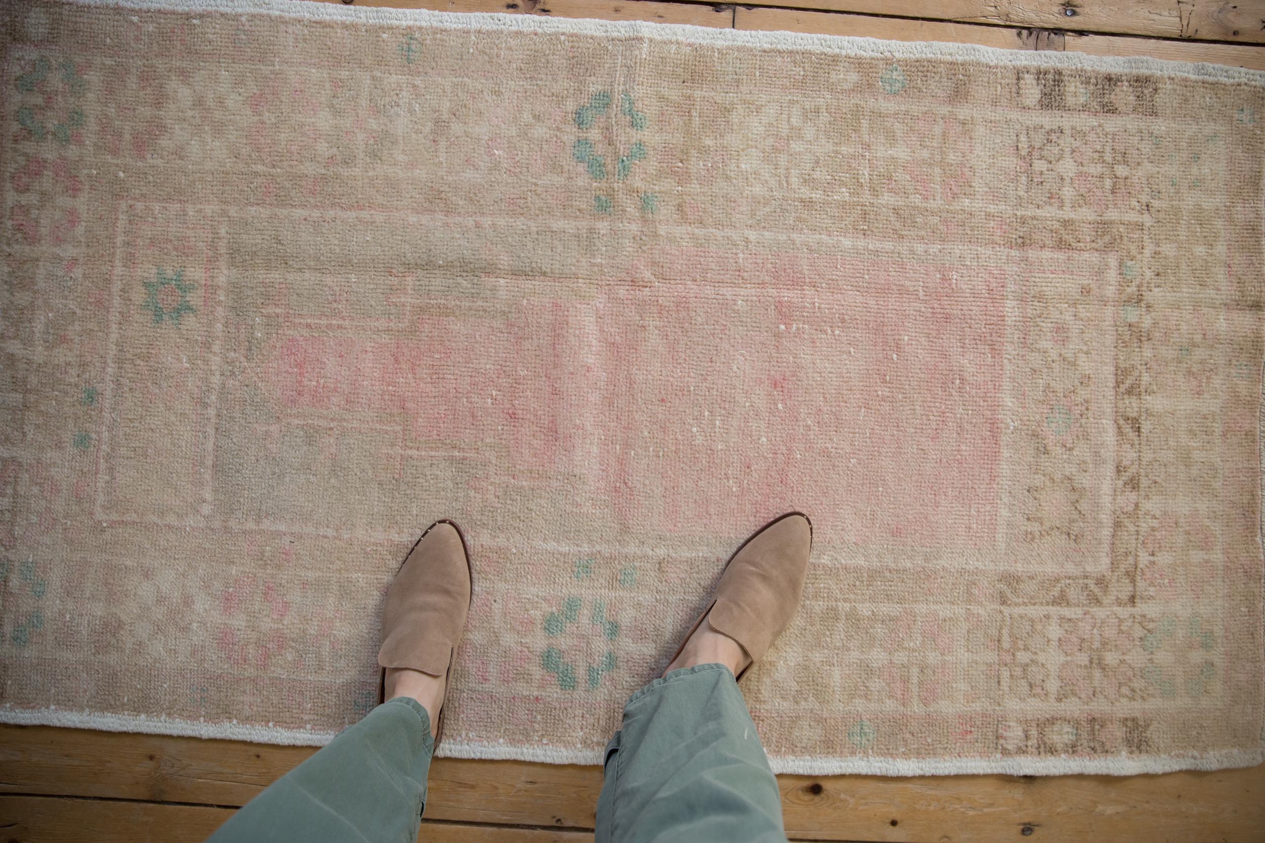 Motivo di preghiera con nicchia superiore geometrica a gradini e bordo principale a fiori con abrasioni. I colori e le sfumature includono: Rosa bubblegum pallido, beige, sabbia, verde oceano pallido e altri ancora. Note sulle condizioni: Altezza