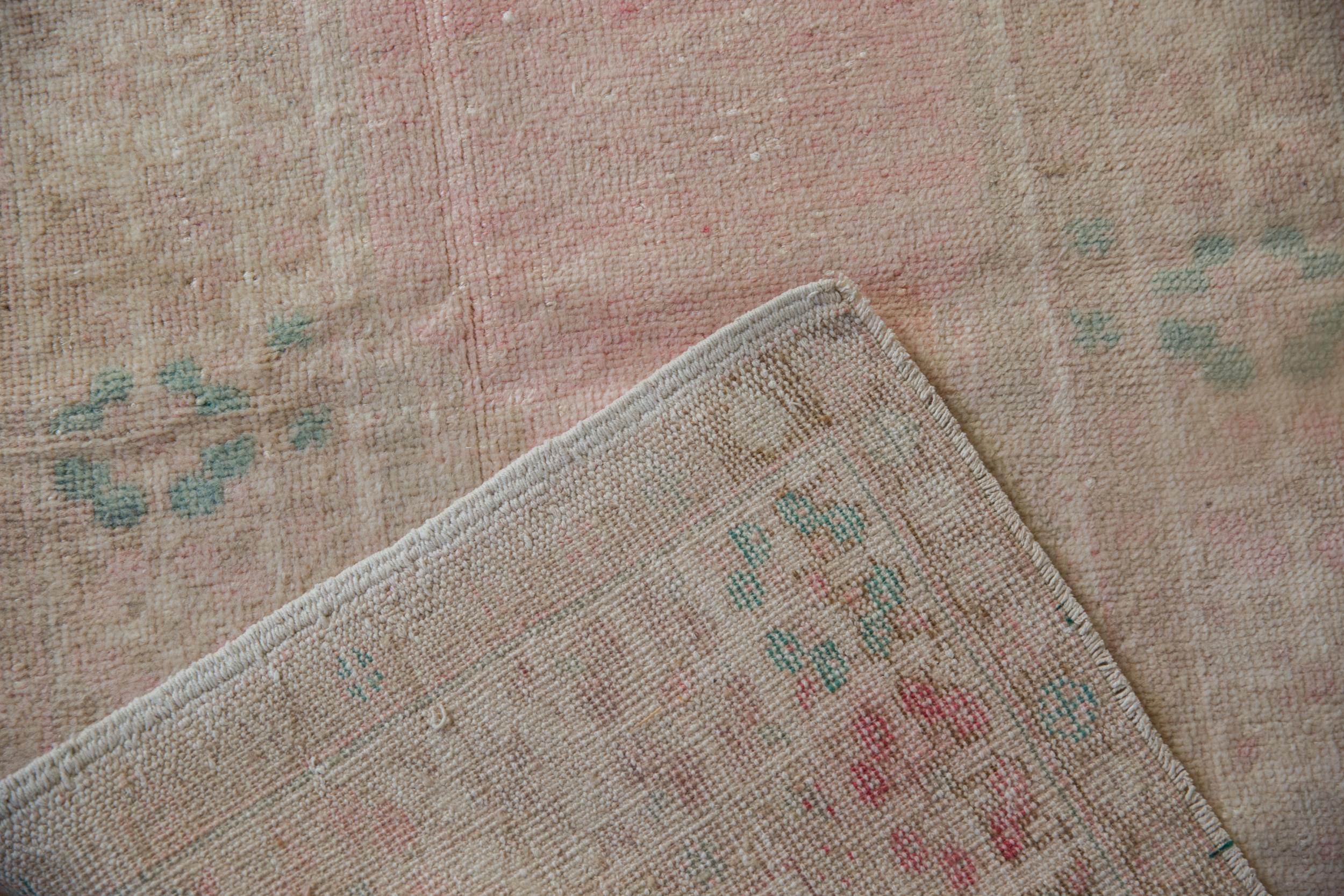 Annodato a mano Tappeto Oushak vintage con segni di invecchiamento in vendita