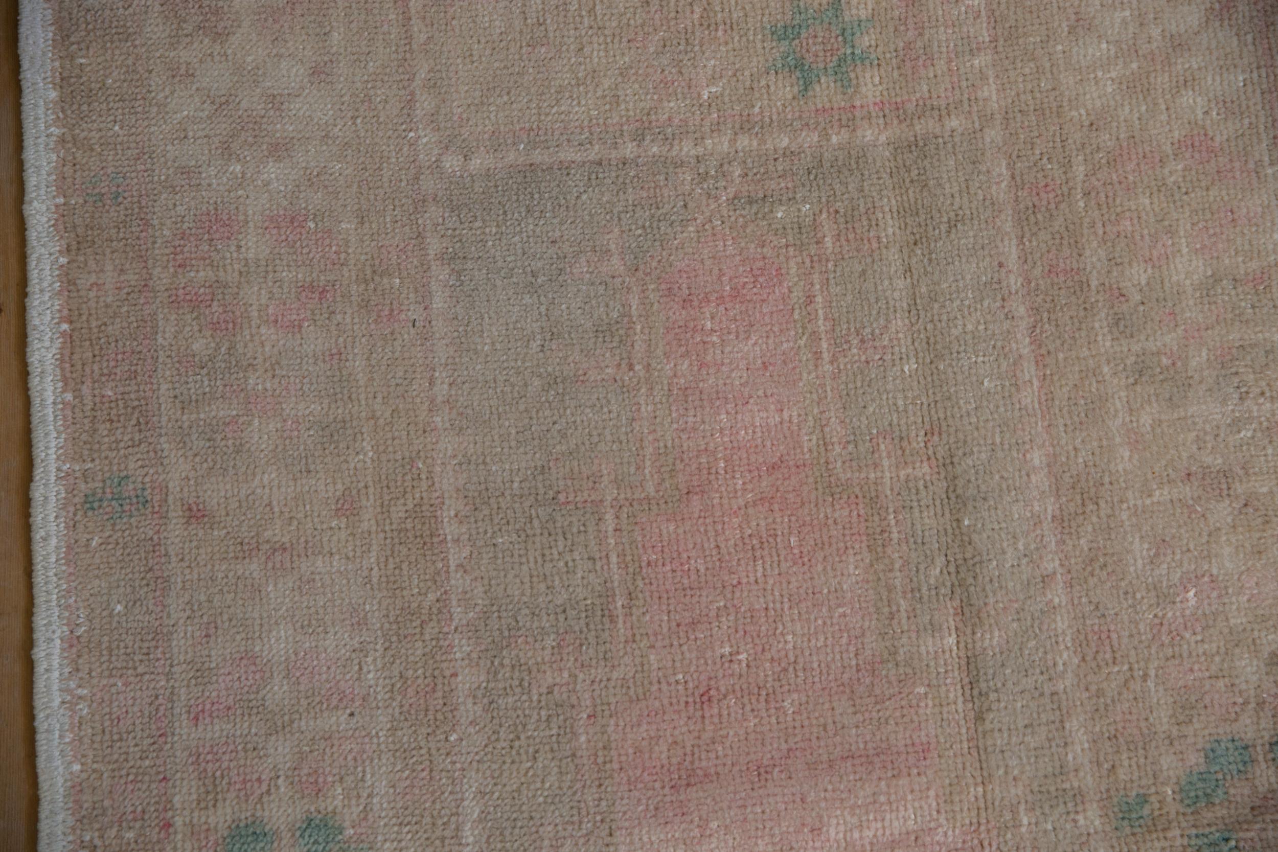 Tappeto Oushak vintage con segni di invecchiamento In condizioni discrete in vendita a Katonah, NY