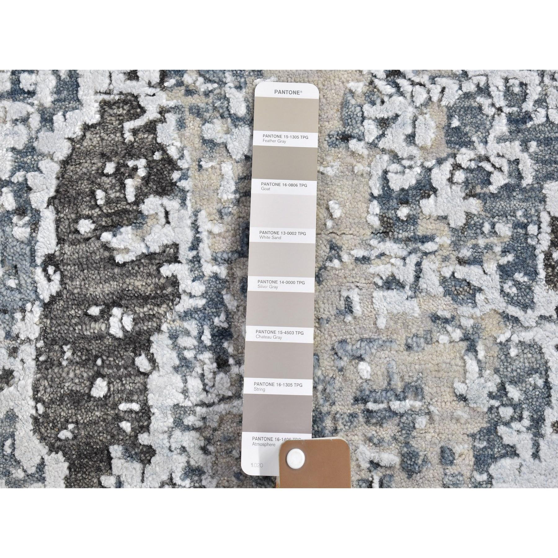 Il s'agit d'un véritable tapis d'Orient noué à la main en laine ivoire, au tissage plus dense et au Design/One abstrait. Il a été tissé pendant des mois et des mois selon les techniques séculaires de l'artisanat persan par des artisans