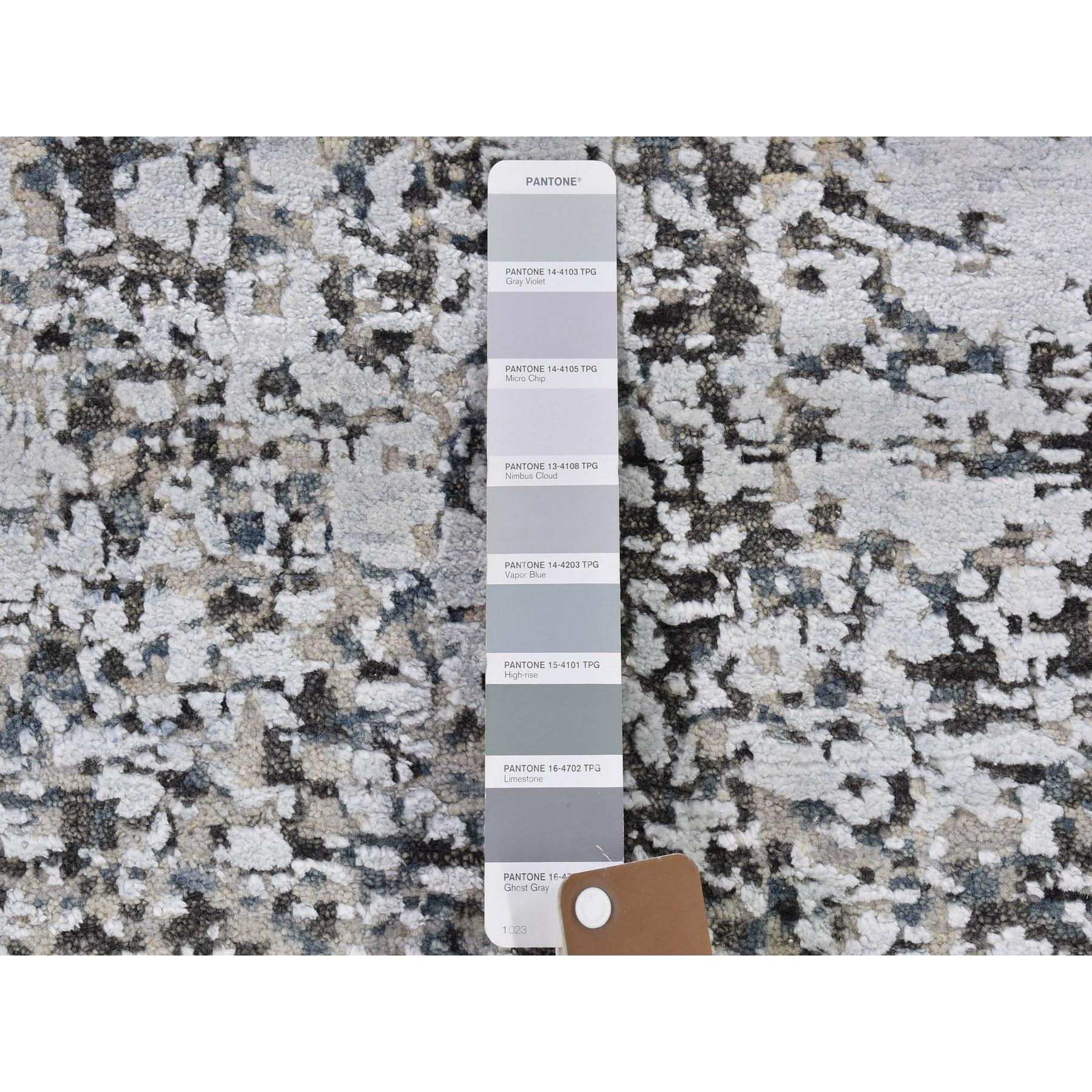 Dies ist eine wirklich echte one-of-a-kind Silber Wolle Persisch Knoten Denser Weave Abstract Design Hand geknüpft Orientteppich. Es wurde monatelang von erfahrenen Handwerkern in der jahrhundertealten persischen Webtechnik gewebt.
Primäre