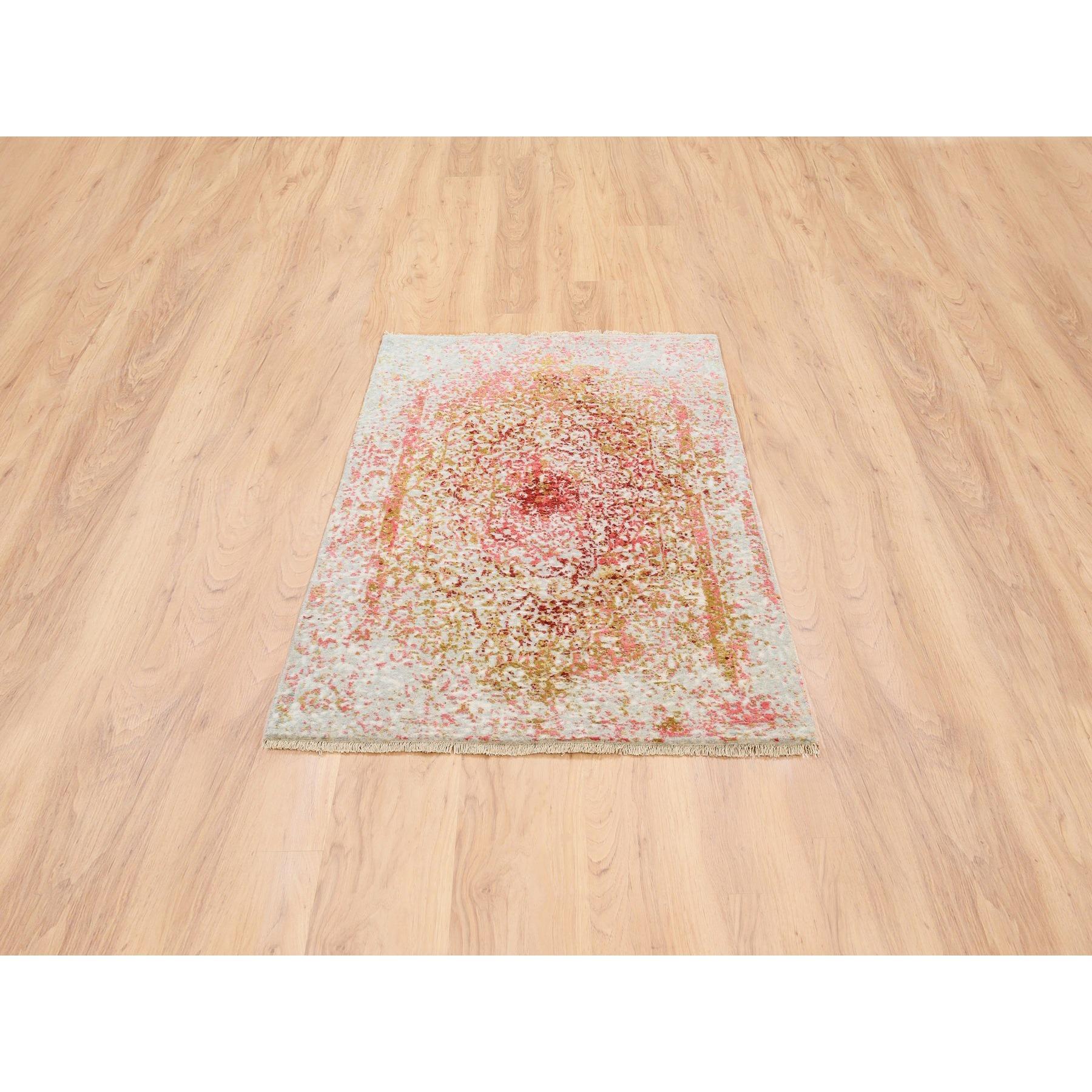 Il s'agit d'un véritable tapis d'Orient noué à la main, en laine et soie pure, à médaillon rose effacé et à design persan. Il a été noué pendant des mois et des mois selon les techniques séculaires du tissage persan par des artisans