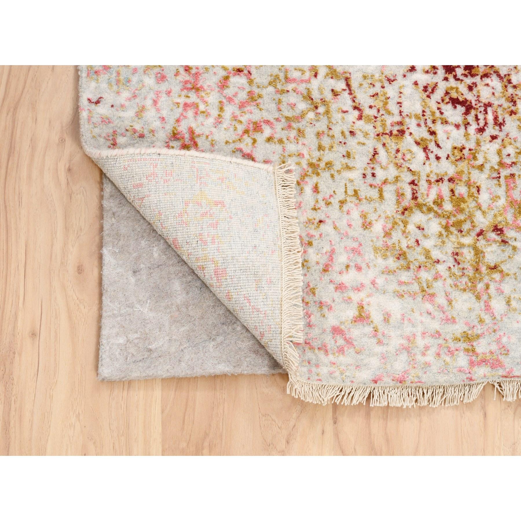 Moderne 3'x5' Laine-Soie Médaillon Rose Erased Persian Design Tapis noué à la main en vente