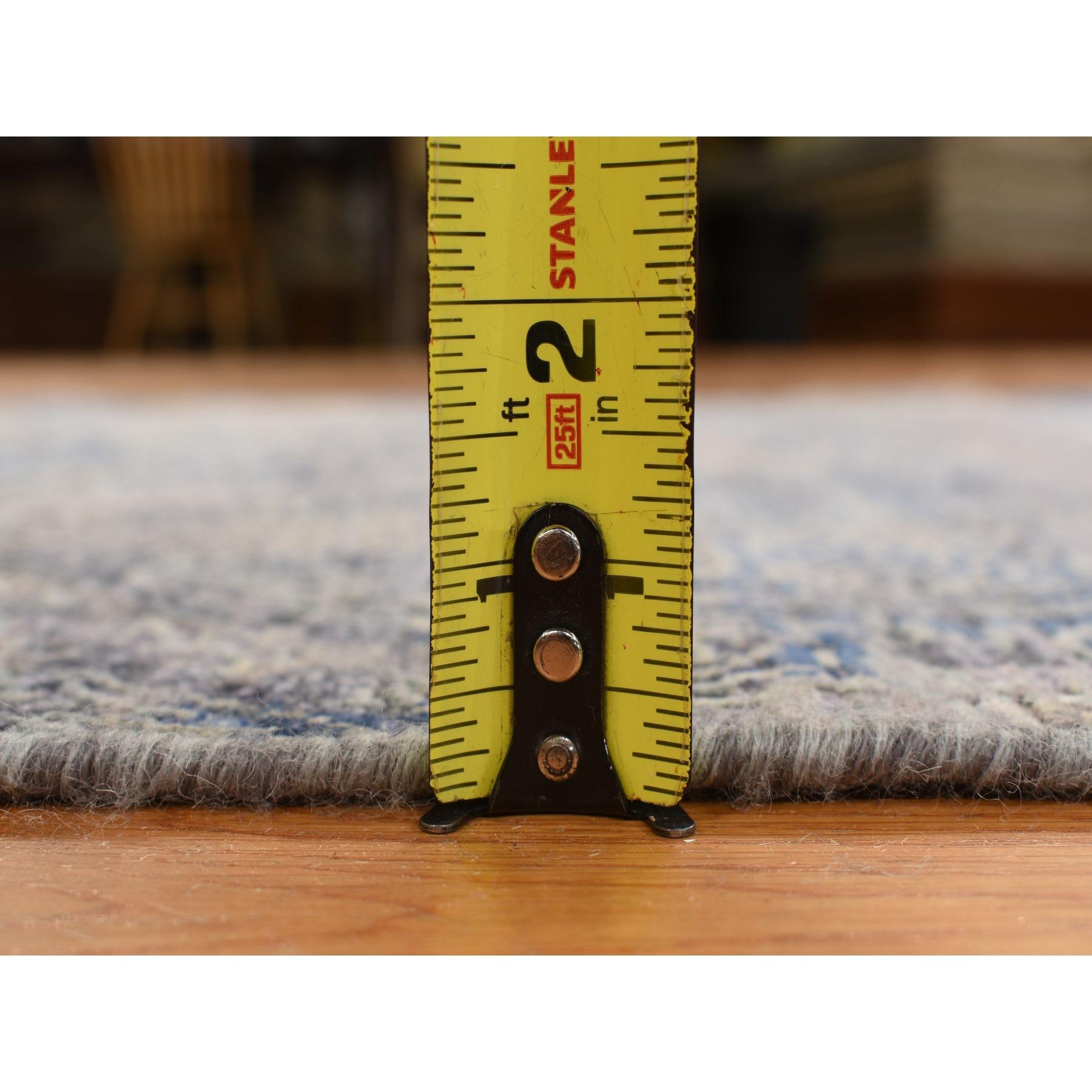 XXIe siècle et contemporain 3'x5' Yale Bleu Erased Rosette Design Soie et Laine Tapis noué à la main en vente