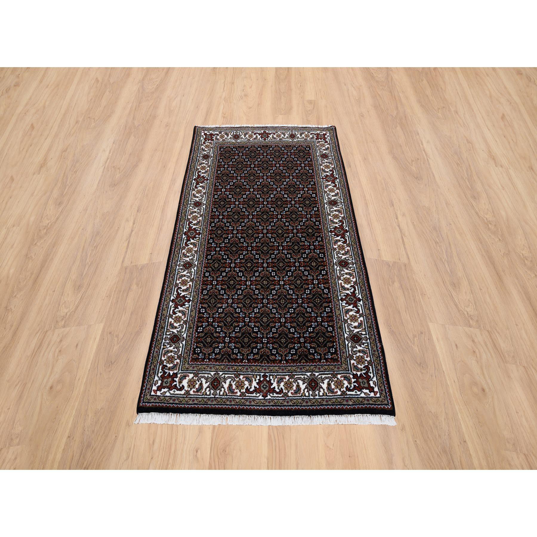 Il s'agit d'un véritable tapis d'Orient, unique en son genre, noué à la main en laine noire riche Herati avec un design All Over 175 KPSI. Il a été noué pendant des mois et des mois selon des techniques de tissage séculaires par des artisans