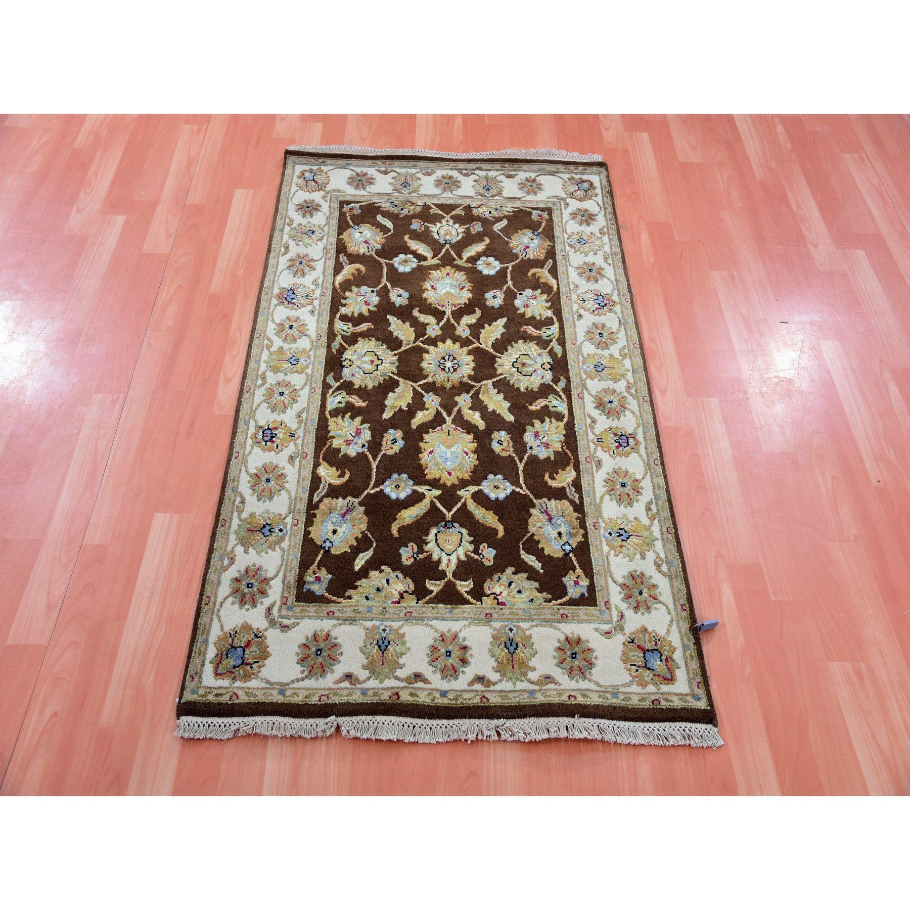 Dies ist eine wirklich echte one-of-a-kind Hand Knotted Rajasthan Design Wolle und Seide Orientteppich. Es wurde monatelang von erfahrenen Kunsthandwerkern in jahrhundertealten Webtechniken geknüpft.
Primäre MATERIALIEN: Wolle & Seide
Latex: Kein