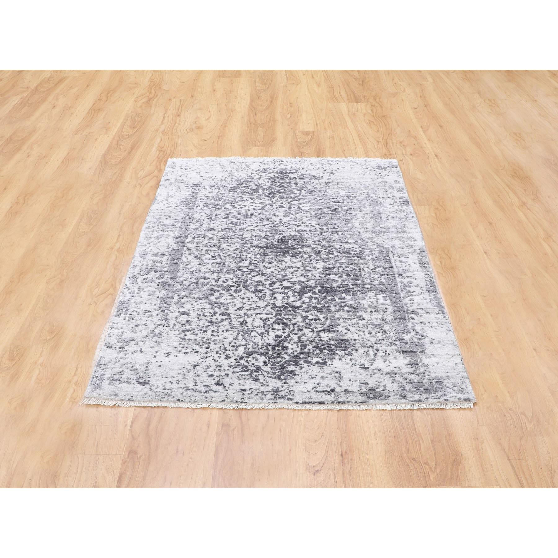 Dies ist eine wirklich echte one-of-a-kind Broken Persian Design Wolle und reine Seide handgeknüpft Orientteppich. Es wurde monatelang in der jahrhundertealten persischen Webtechnik von erfahrenen Handwerkern geknüpft.
Primäre MATERIALIEN: Wolle und