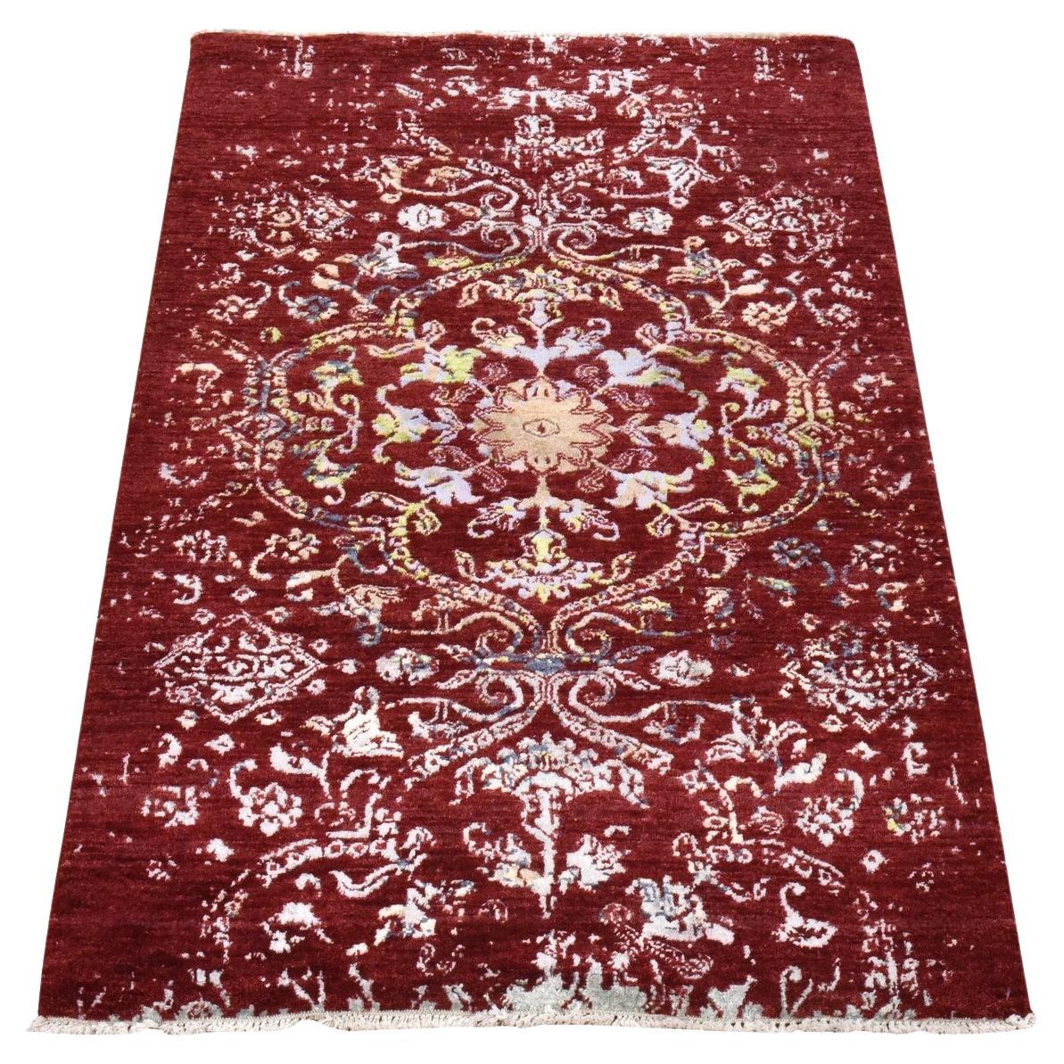 3'x5'1" Currant Red Floral Design Tappeto in lana e seta tono su tono annodato a mano in vendita