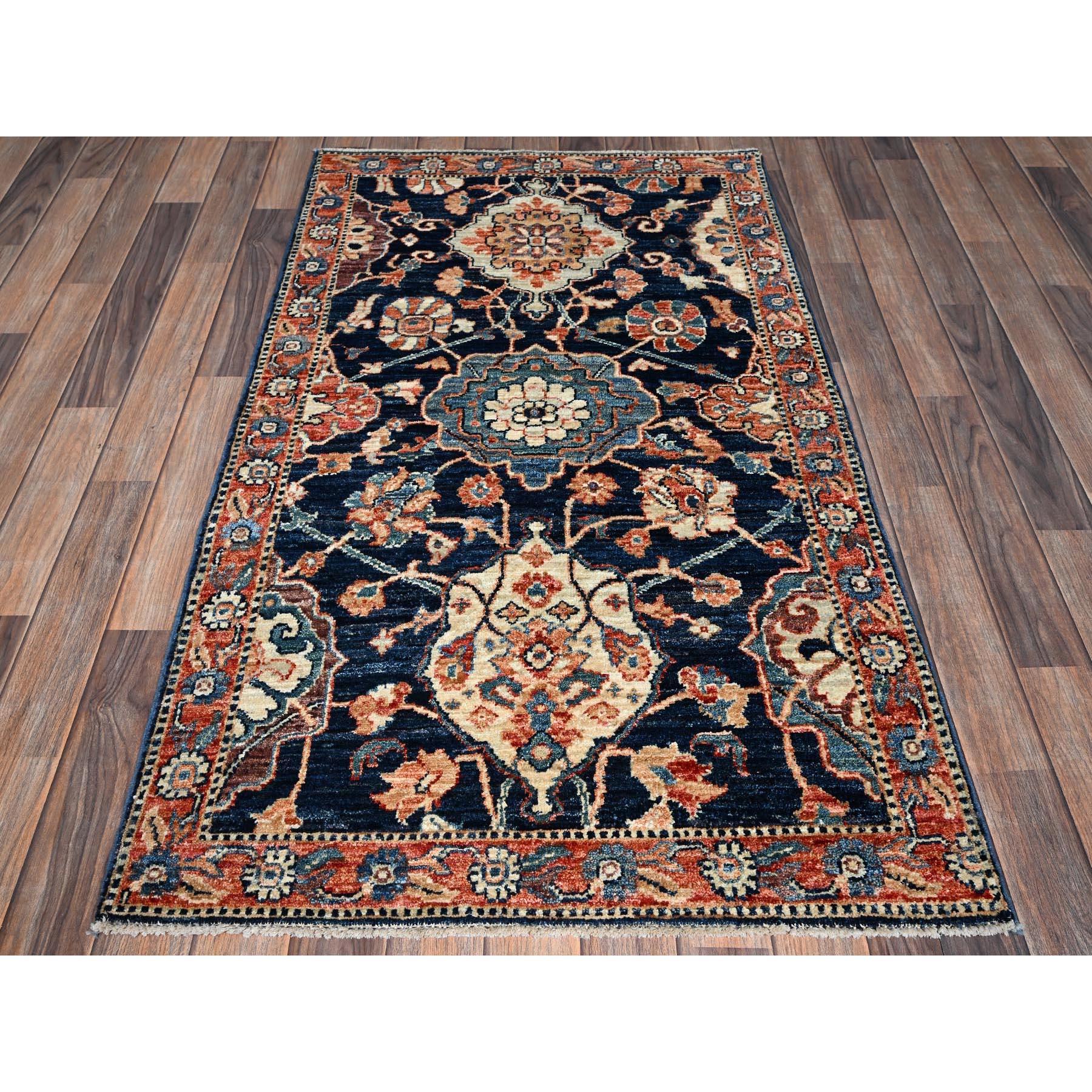 Blu notte, persiano del nord-ovest con disegno di grandi foglie, Collezione Aryana, Tinture vegetali, Vello morbido, Lana di alta montagna, Annodato a mano, Tessuto fitto, Tappeto orientale
Materiali primari: Lana
Lattice: No Pile 
altezza: 0,25