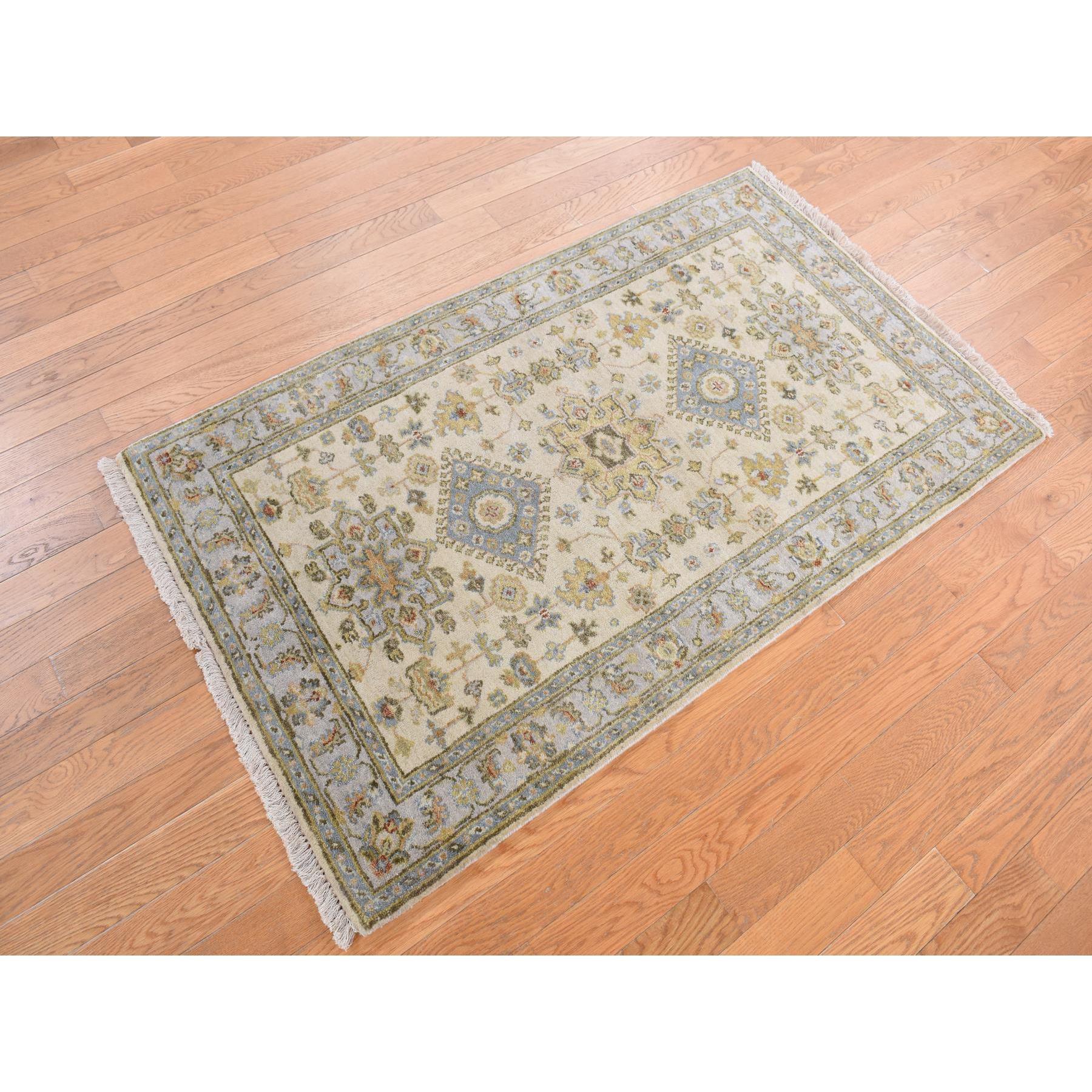 Tappeto orientale Runner, bianco acustico, lana morbidissima, annodato a mano, medaglioni tribali, design/One
Materiali primari: Lana
Lattice: No Pile 
altezza: 0,25 pollici
Stile: Tradizionale
Colore primario: Avorio
Colori secondari: Blu,