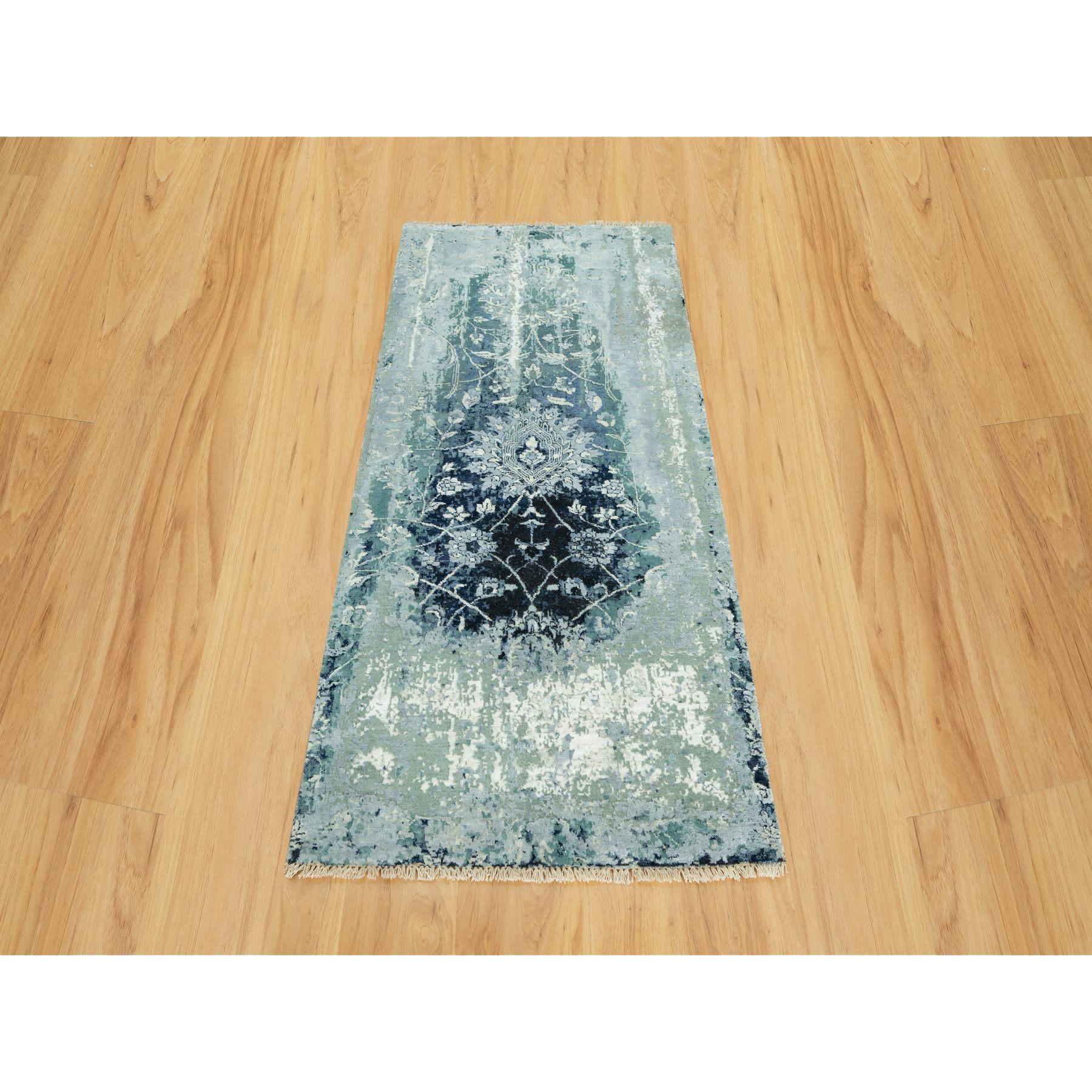 Türkisblau, Wolle und Seide, Persisches Tabriz Design, Handgeknüpft Zerbrochen und Ausradiert, Läufer Orientteppich
Primäre MATERIALIEN: Wolle & Seide
Latex: Kein Flor 
Höhe: 0,25 Zoll
Stil: Transitional
Grundfarbe: Blau
Sekundäre Farben:
