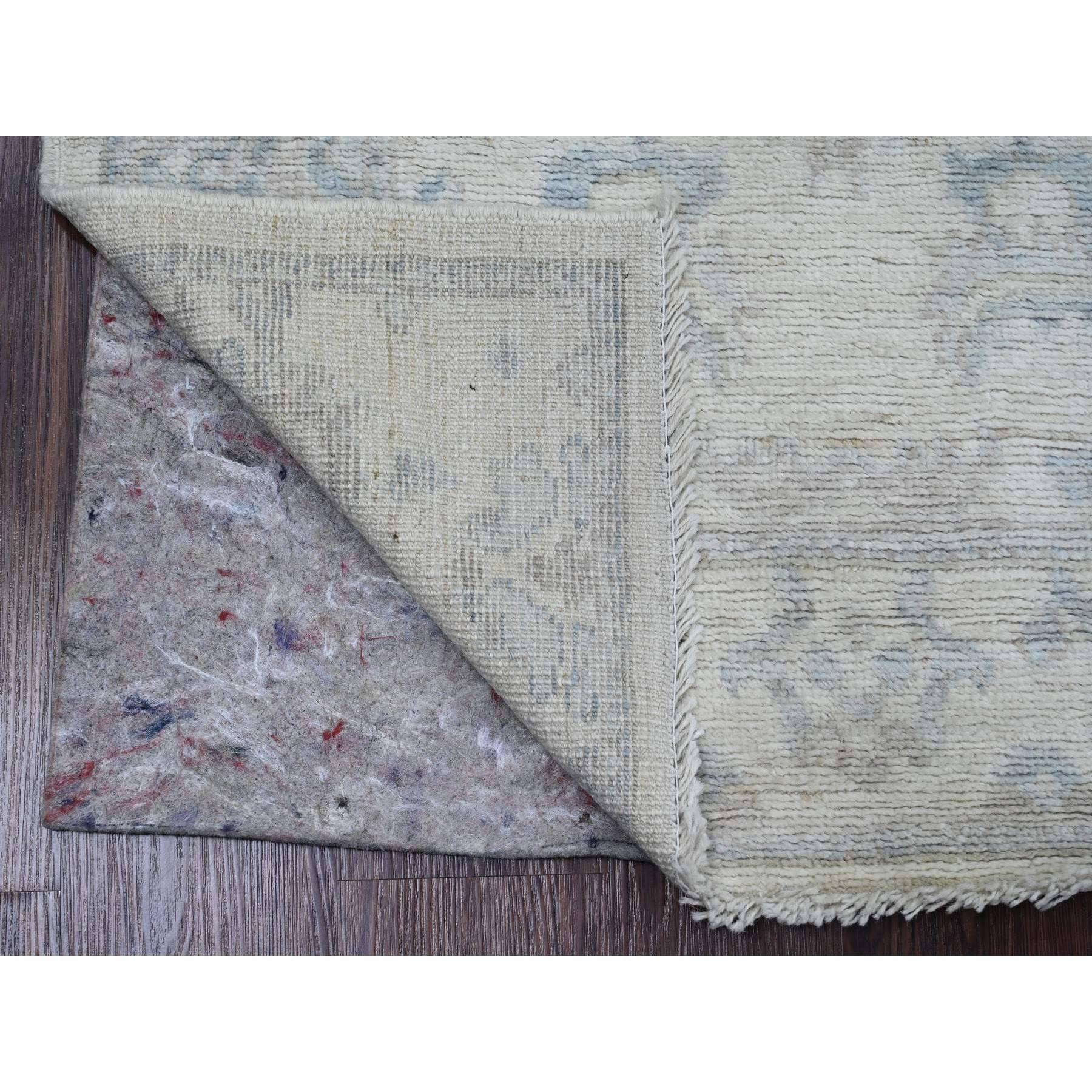Daisy White, Handgeknüpft, Afghanischer Angora Oushak mit All-Over-Design, Natürliche Farbstoffe, Reine Wolle, Läufer, Orientteppich
Primäre MATERIALIEN: Wolle
Latex: Kein Flor 
Höhe: 0,25 Zoll
Stil: Transitional
Grundfarbe: Elfenbein
Sekundäre
