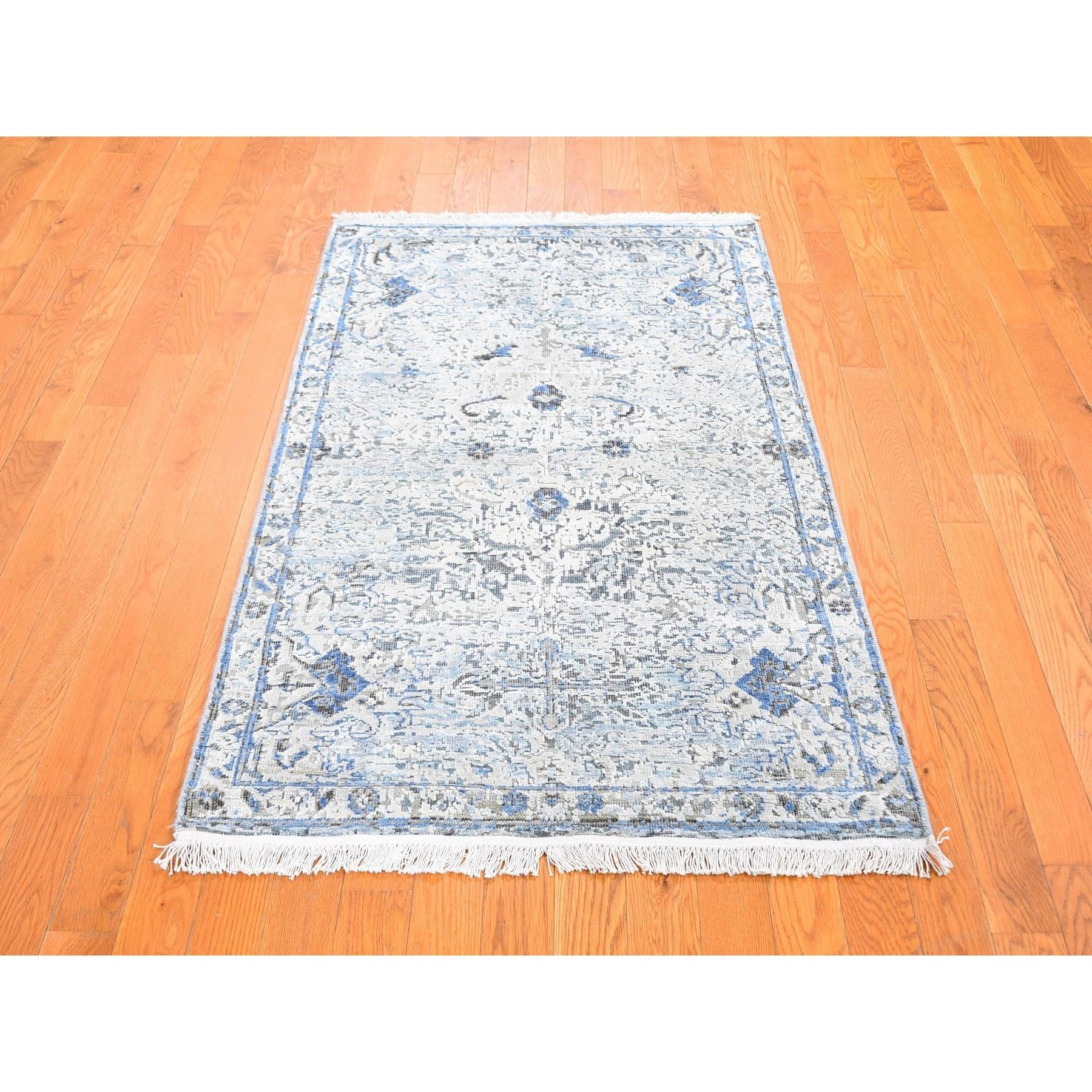 Dies ist eine wirklich echte one-of-a-kind Blue Pure Silk mit strukturierter Wolle Distressed Oushak Hand Knotted Oriental Rug. Es wurde monatelang von erfahrenen Handwerkern in der jahrhundertealten persischen Webtechnik gewebt.
Primäre