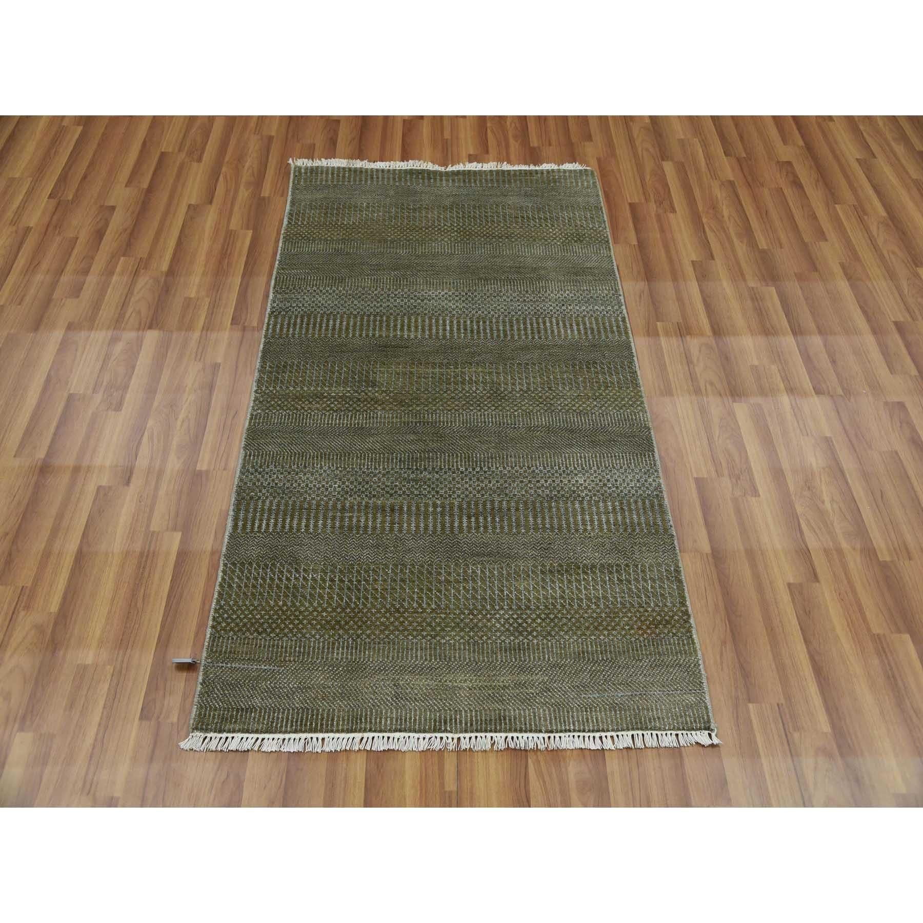 Se trata de una auténtica alfombra oriental de color marrón dorado, anudada a mano en lana y seda, con diseño de hierba y trama densa, pelo suave tono sobre tono. Ha sido anudado durante meses y meses con técnicas artesanales de tejido centenarias