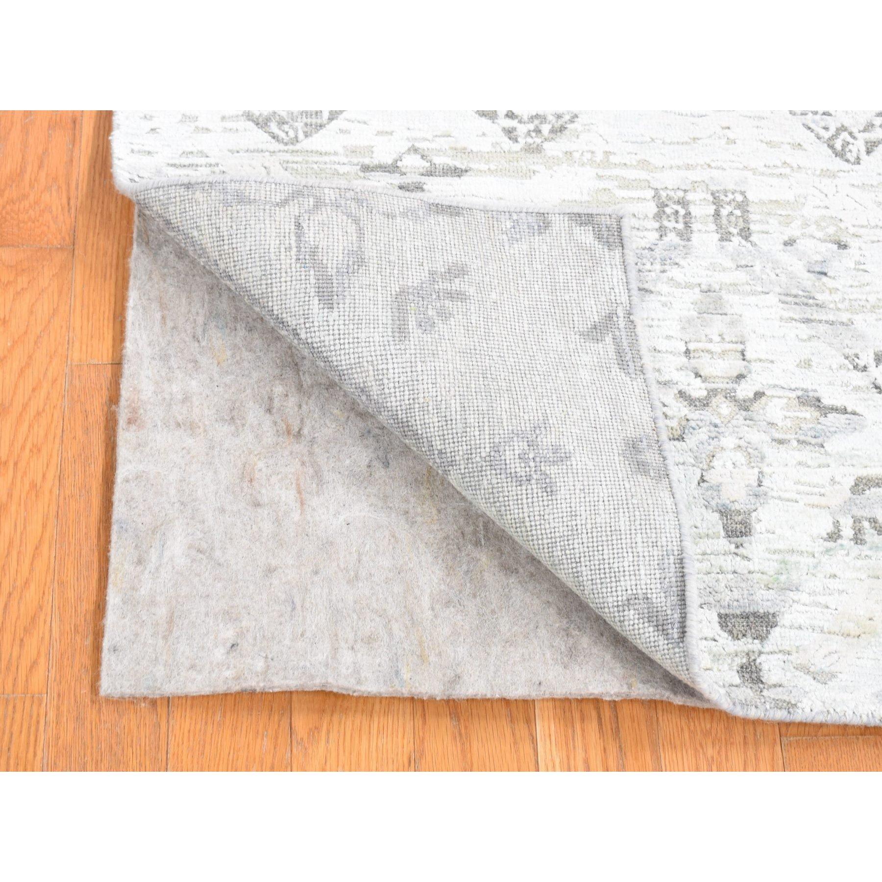 Grau, Modernes Design mit geometrischem Muster, Reine Seide mit texturierter Wolle handgeknüpft, Orientteppich
Primäre MATERIALIEN: Wolle & Seide
Latex: Kein Flor 
Höhe: 0,25 Zoll
Stil: Transitional
Grundfarbe: Grau
Sekundärfarben: Elfenbein
Muster: