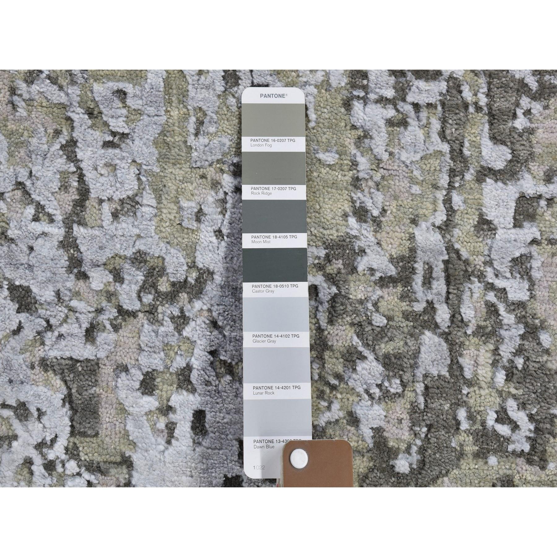 Si tratta di un autentico esemplare unico di Tappeto orientale persiano grigio con disegno astratto in lana a trama più fitta annodato a mano. È stato tessuto per mesi e mesi secondo le secolari tecniche di tessitura persiane da esperti