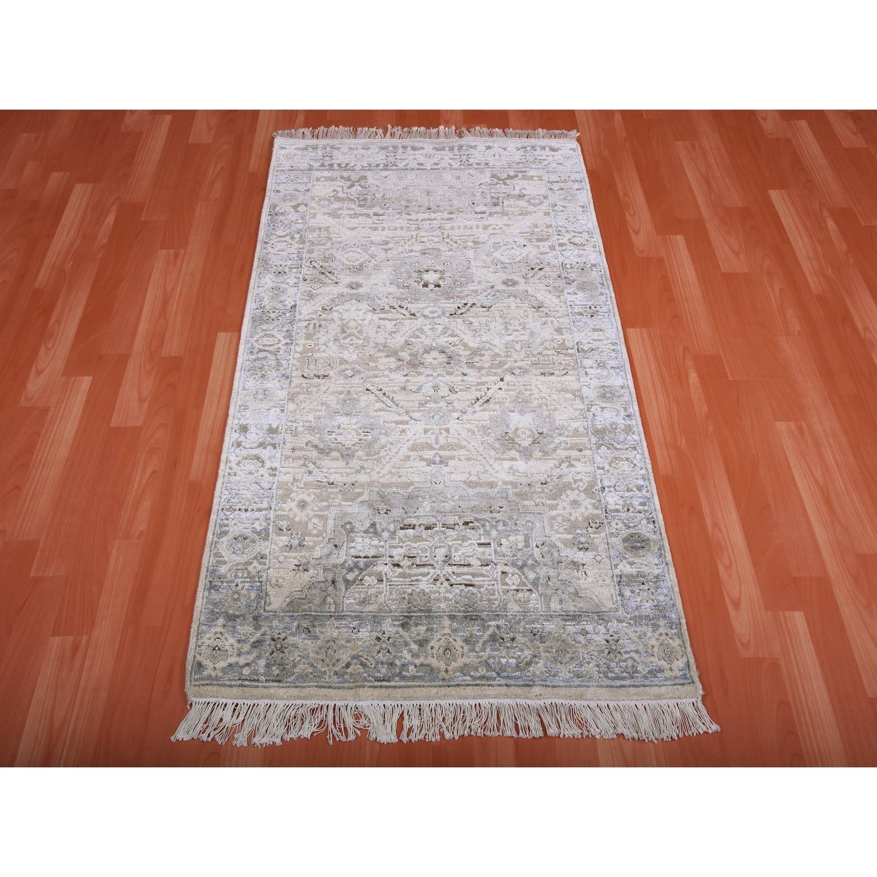 Il s'agit d'un véritable tapis d'Orient gris, en soie pure et laine texturée, noué à la main, Oushak avec motif géométrique, unique en son genre. Il a été noué pendant des mois et des mois selon des techniques de tissage séculaires par des artisans