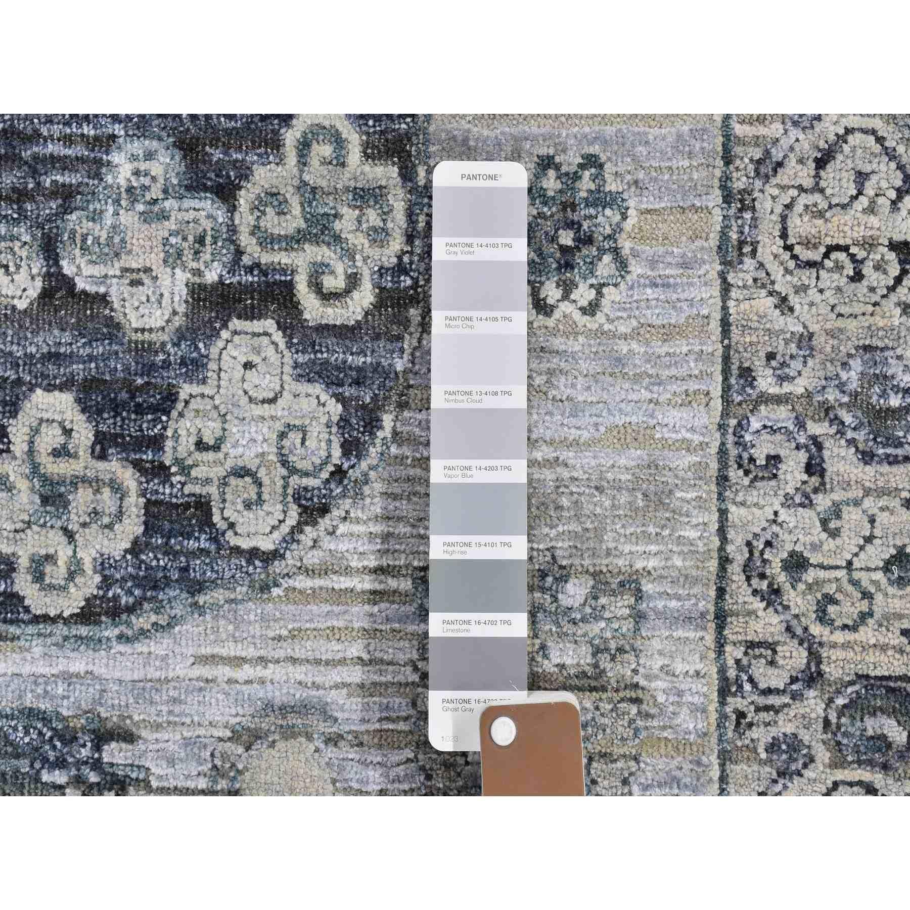 Il s'agit d'un véritable tapis d'Orient Khotan Design/One en soie pure et laine texturée grise nouée à la main. Il a été tissé pendant des mois et des mois selon les techniques séculaires de l'artisanat persan par des artisans experts.
Matériaux