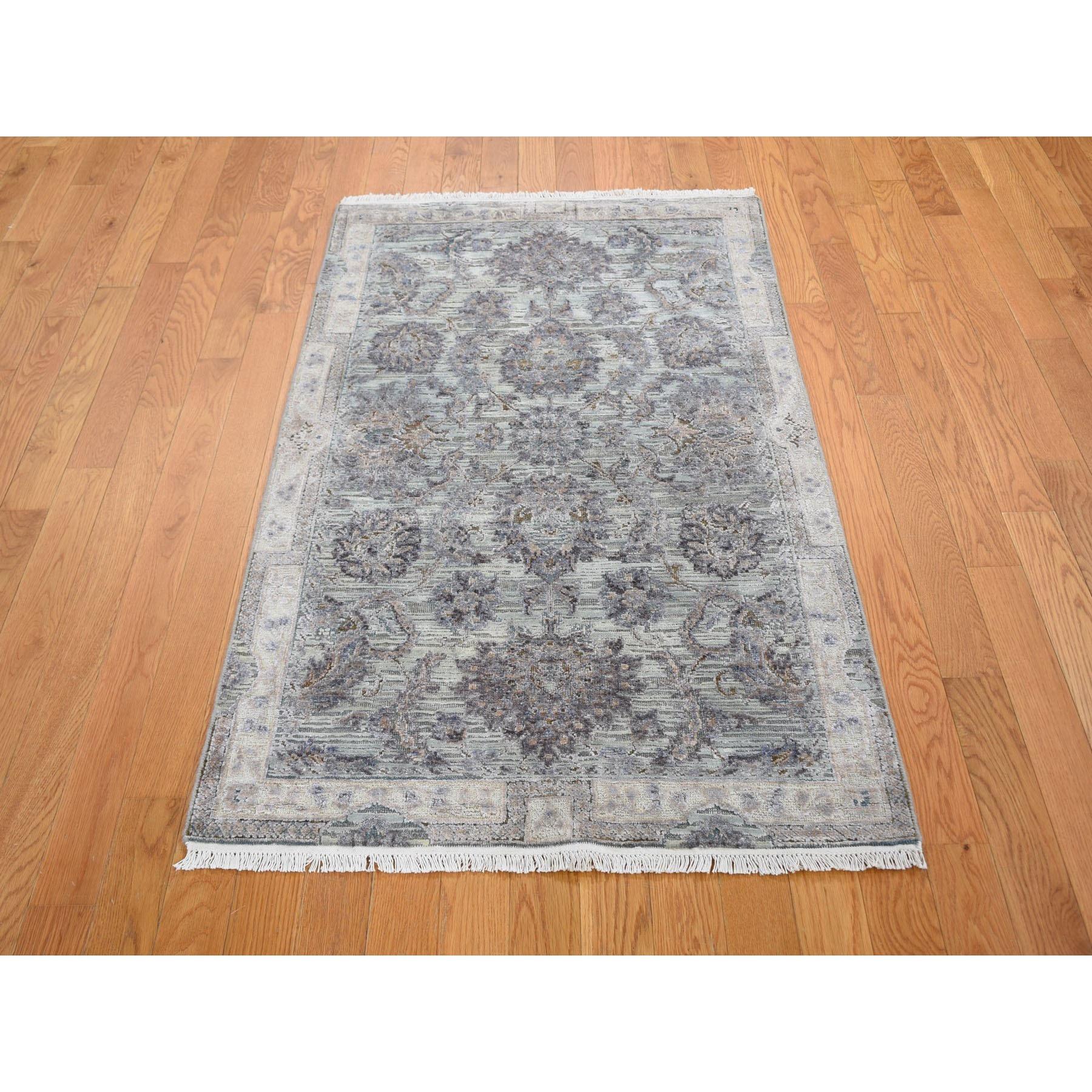 Il s'agit d'un véritable tapis noué à la main, unique en son genre, en soie pure vert clair et laine texturée, au Design/One. Il a été noué pendant des mois et des mois selon les techniques séculaires du tissage persan par des artisans