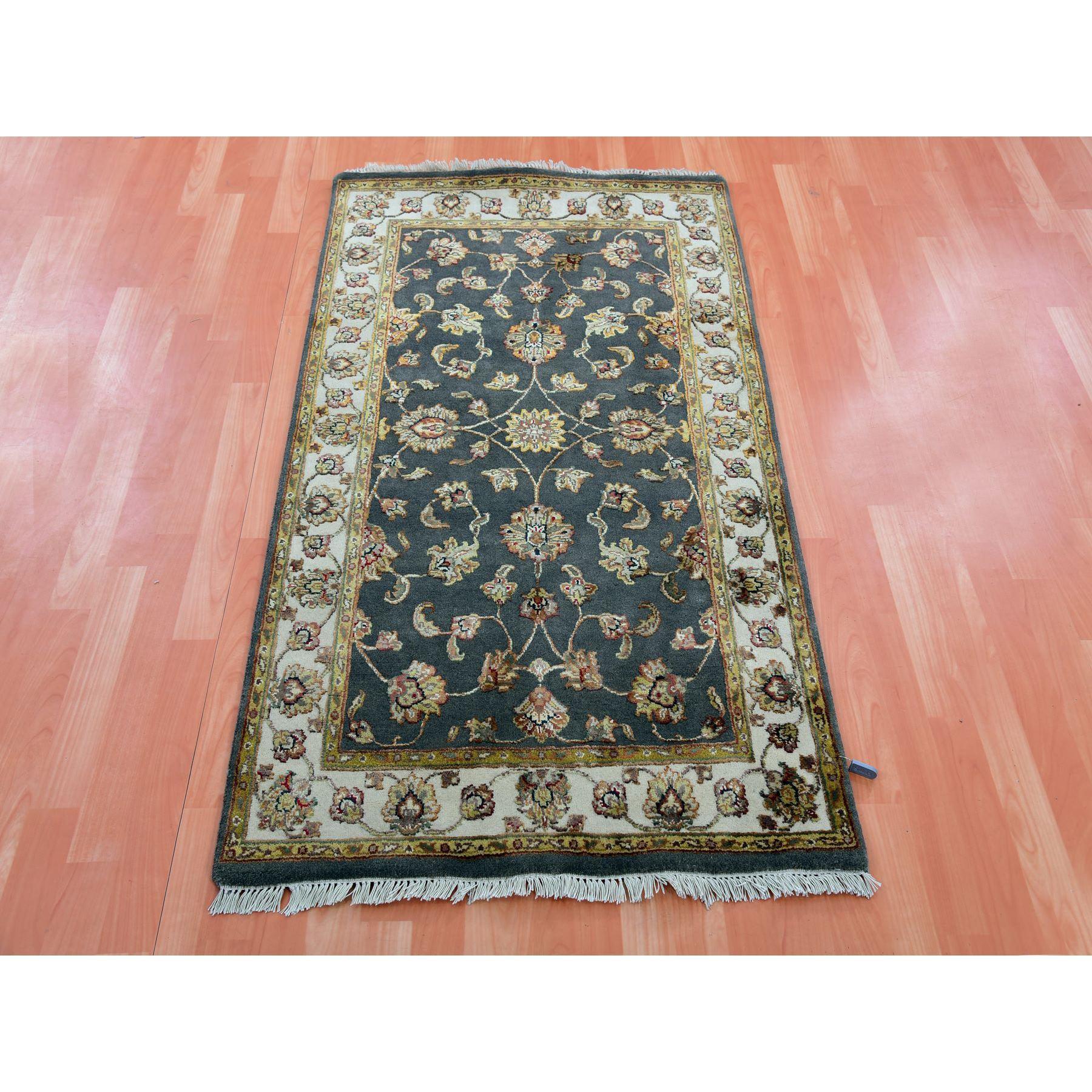 Il s'agit d'un véritable tapis d'Orient en laine et soie, noué à la main, de style Rajasthan Design/One. Il a été noué pendant des mois et des mois selon des techniques de tissage séculaires par des artisans experts.
Matériaux primaires : Laine et
