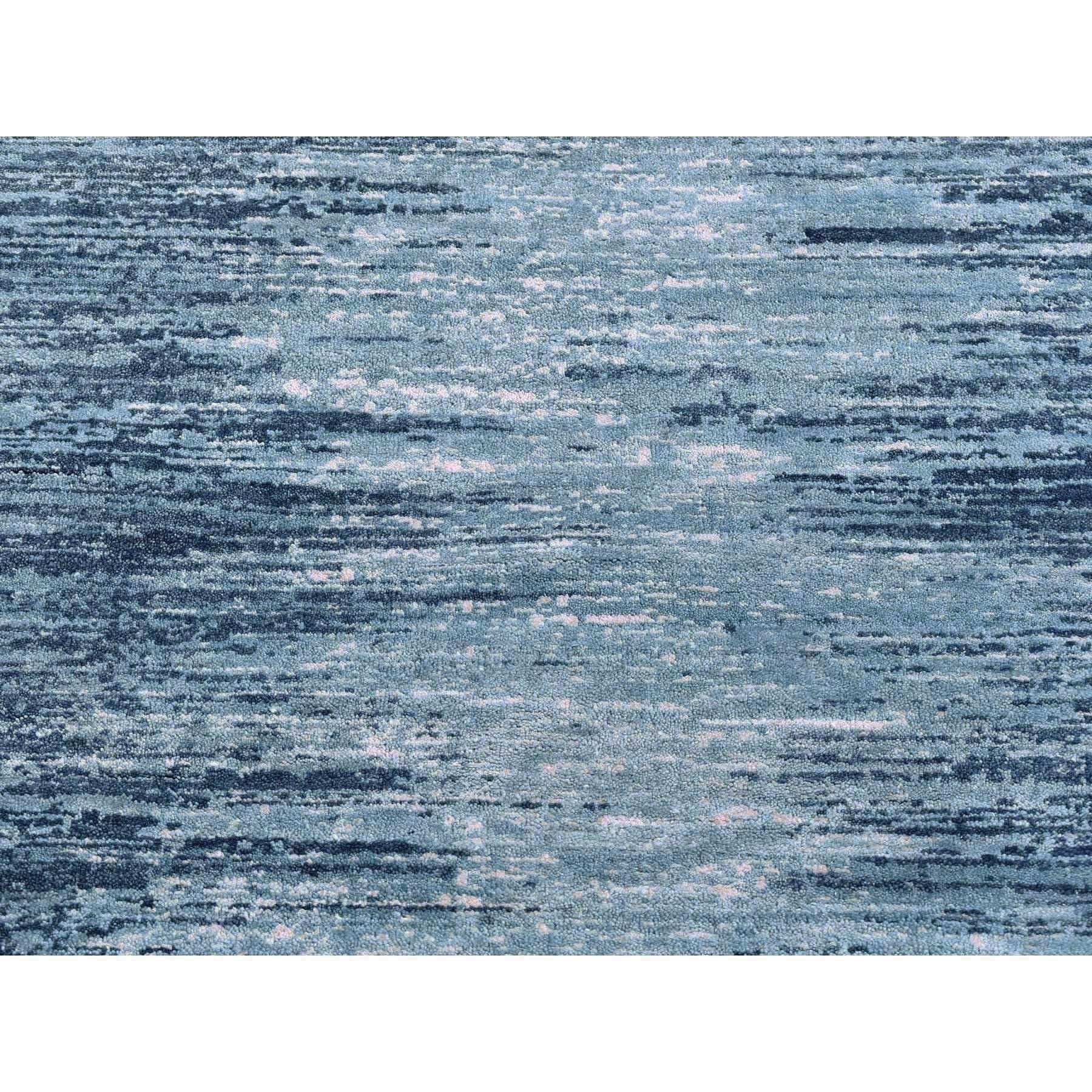Si tratta di un autentico esemplare unico di Blue Oceanic Zero Pile Pure Wool Horizontal Ombre Design annodato a mano Scatter Size Oriental Rugs. È stato tessuto per mesi e mesi secondo le secolari tecniche di tessitura persiana da esperti