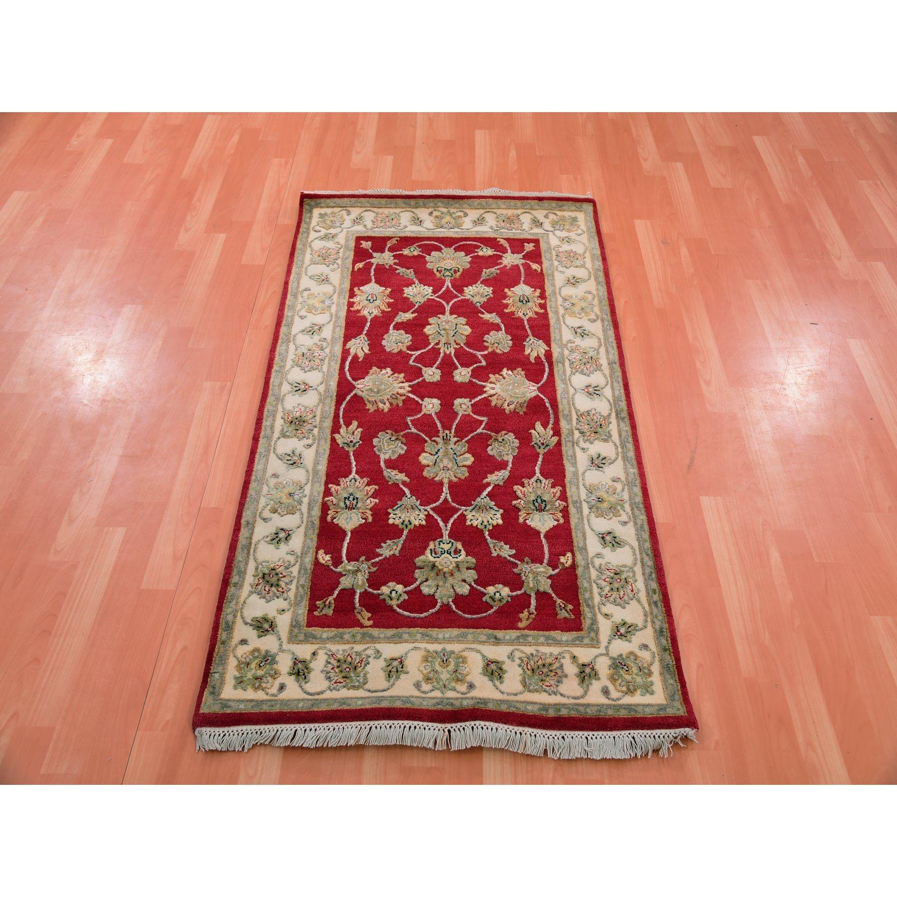 Se trata de una auténtica alfombra oriental de lana y seda anudada a mano con diseño de Rajastán. Ha sido anudada durante meses y meses con técnicas artesanales de tejido centenarias por expertos artesanos.
Materiales primarios: Lana
Látex: Sin pelo