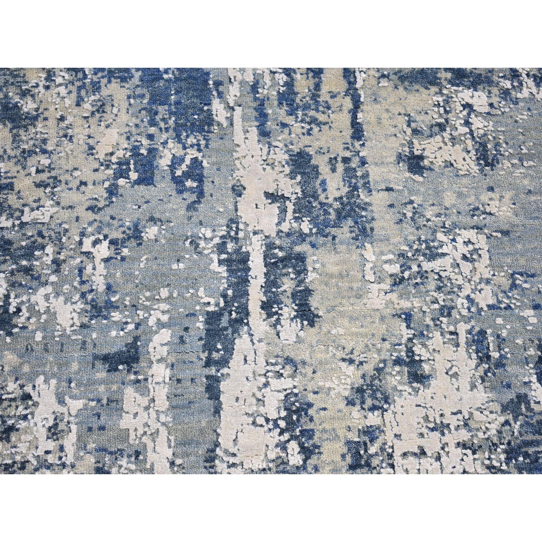 Il s'agit d'un véritable tapis d'Orient noué à la main, unique en son genre, au design abstrait bleu océanique, en laine à faible épaisseur et soie pure à tissage plus dense. Il a été tissé pendant des mois et des mois selon les techniques