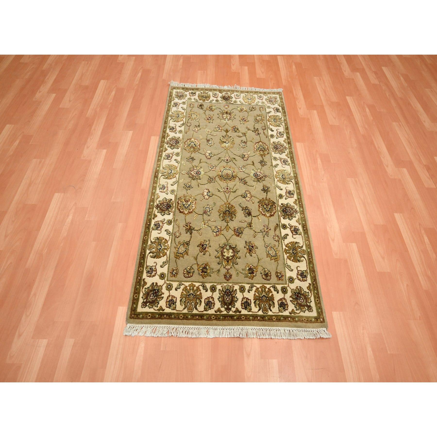 Khakibraun, Rajasthan mit All Over Leaf Design, handgeknüpft, dicht gewebt, Wolle und Seide, dick und plüschig, Orientteppich
Primäre MATERIALIEN: Wolle & Seide
Latex: Kein Flor 
Höhe: 0,25 Zoll
Stil: Traditionell
Grundfarbe: Braun
Sekundäre Farben: